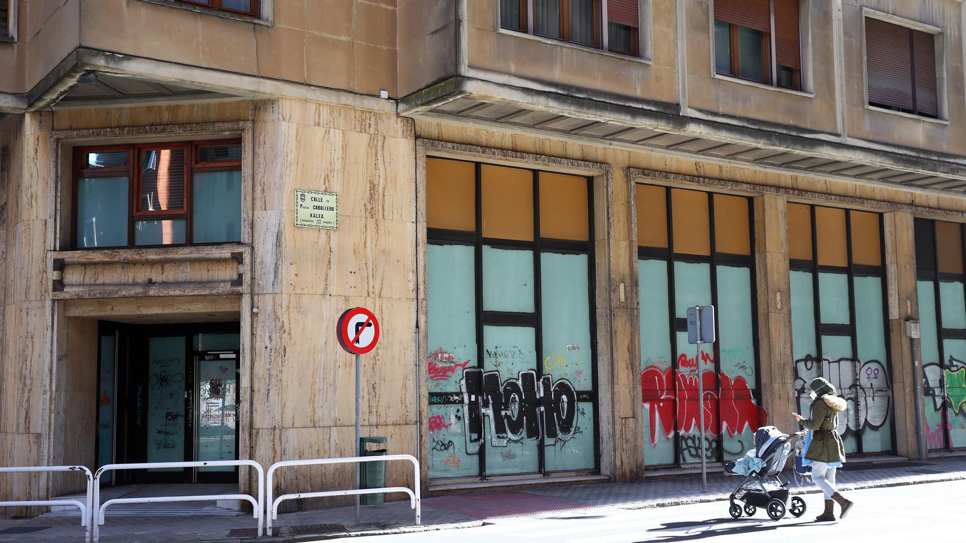 Imagen del local que acogió la antigua Caja Navarra en la calle Paulino Caballero, hoy sin actividad