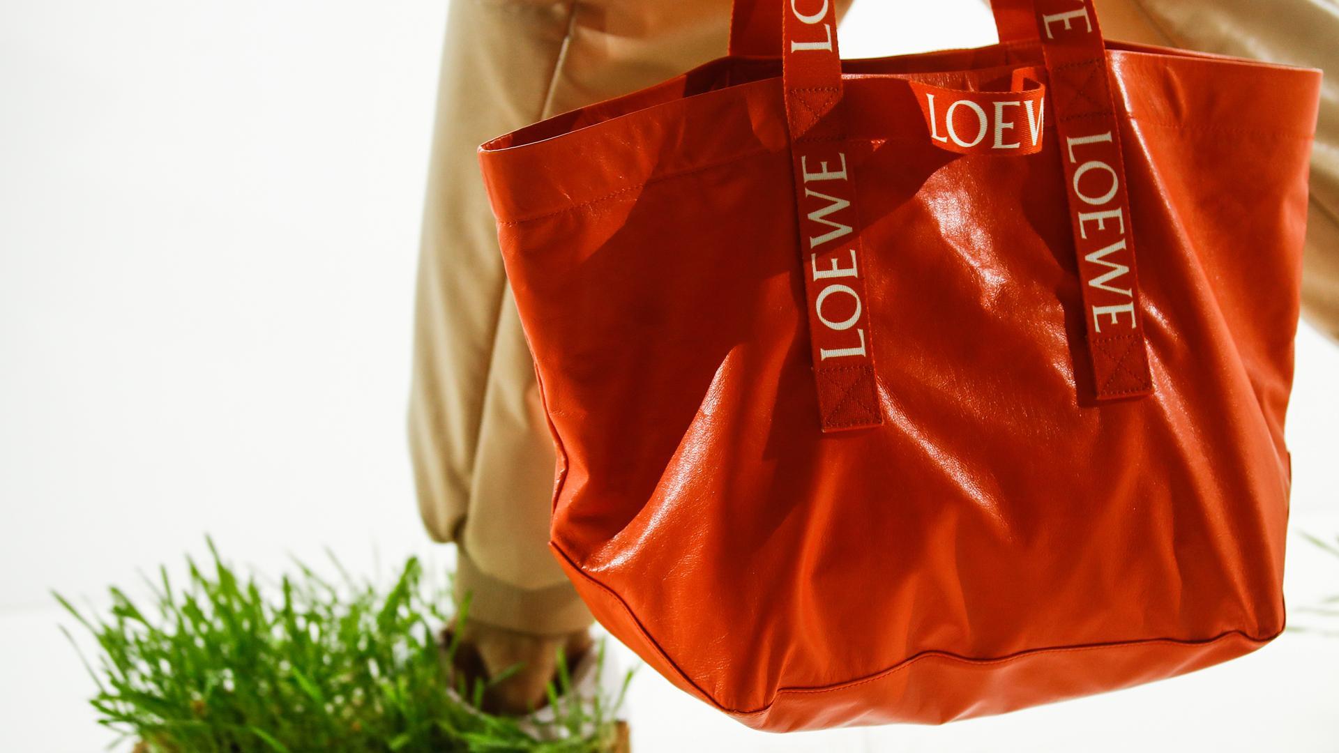 Un detalle de una de las deportivas "sembradas" con hierba de la colección primavera-verano 2023 de Loewe