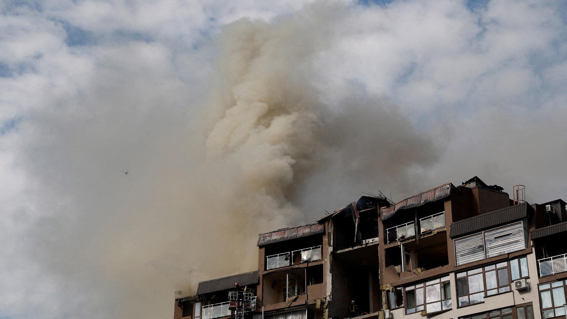 Edificio residencial en Kiev bombardeado este domingo por Rusia