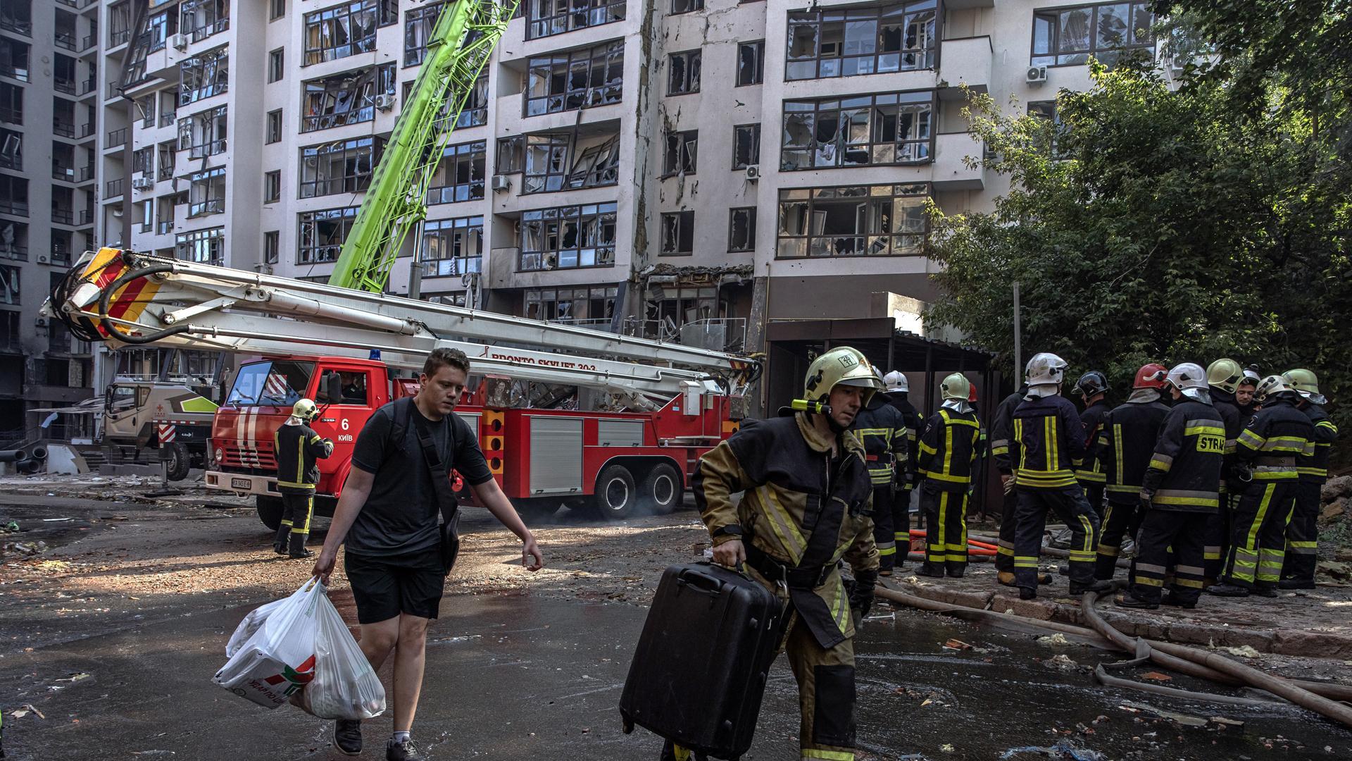 Zona del edificio residencial bombardeado este domingo en Kiev