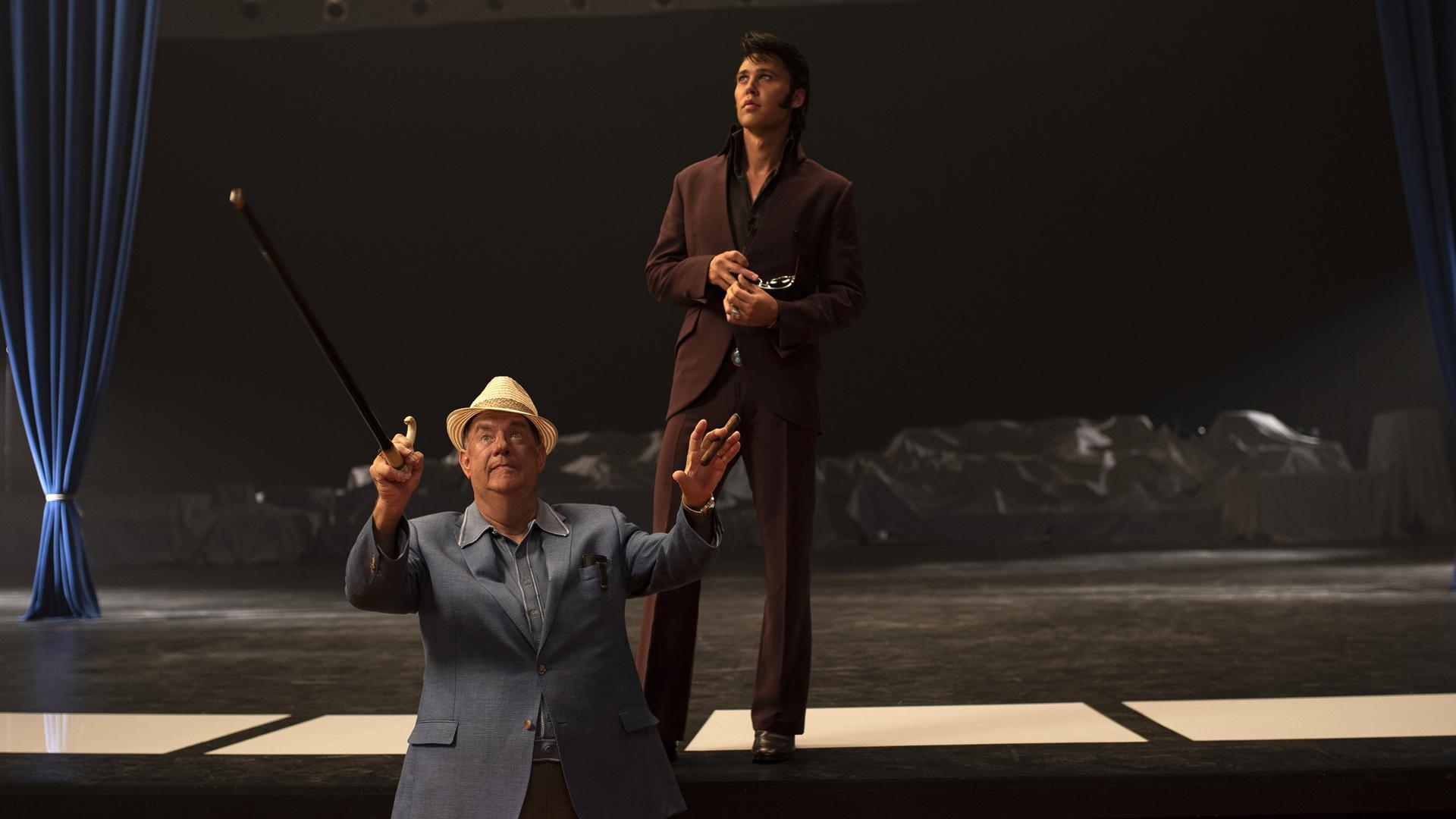 Fotograma cedido por Warner Bros donde aparece el actor Tom Hanks como el coronel Tom Parker y Austin Butler como Elvis