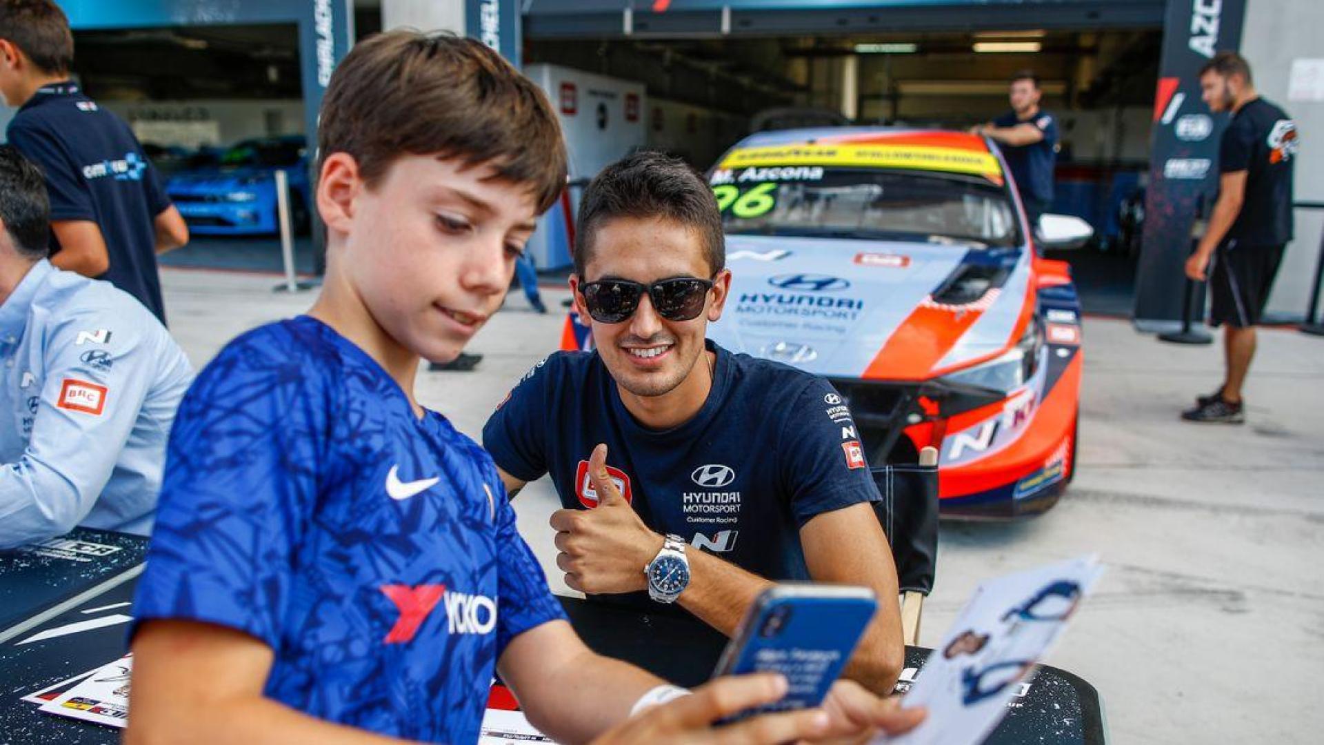 Mikel Azcona se saca una fotografía con un fan, en MotorLand Aragón