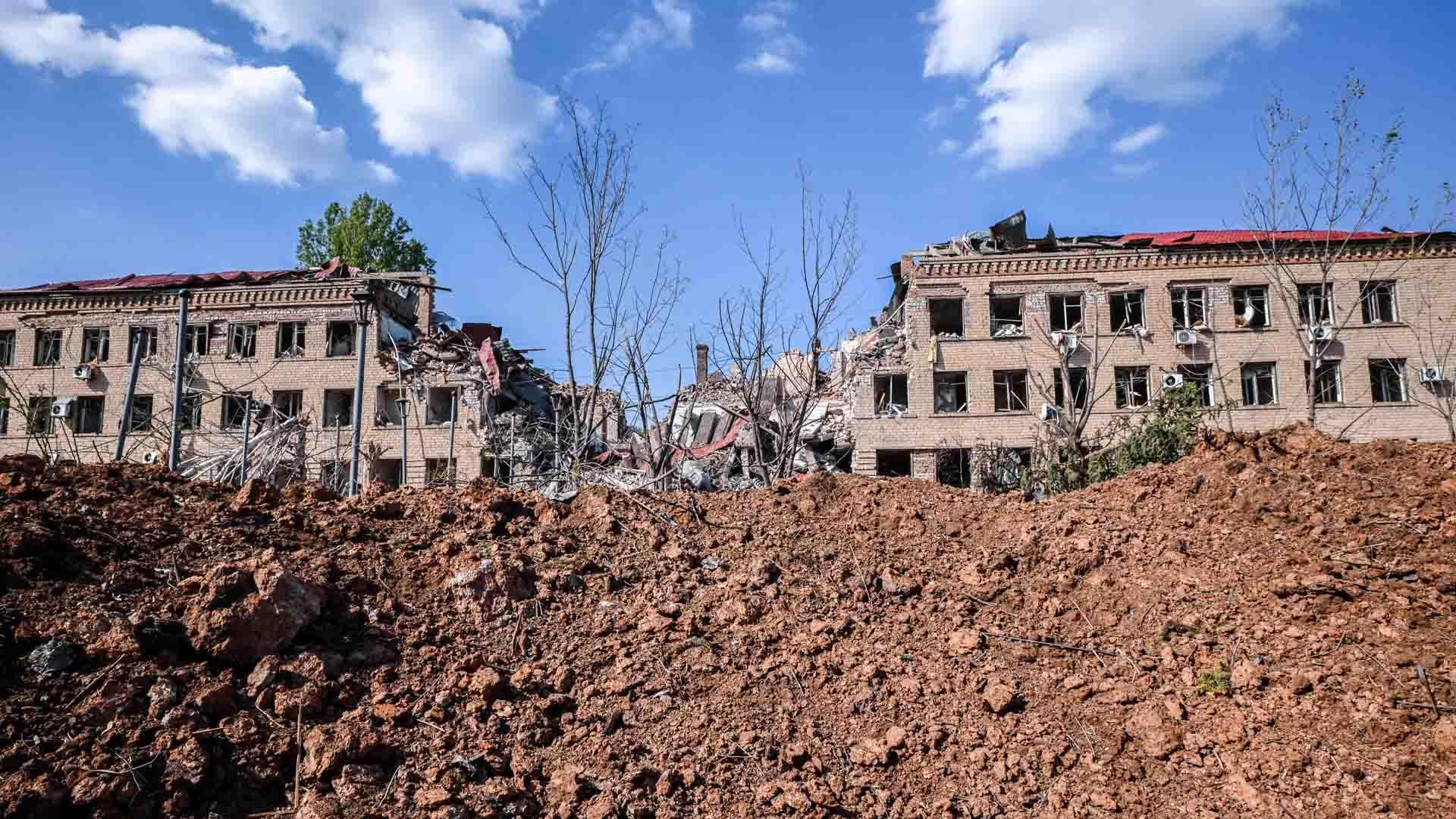Una vista de un edificio destruido en la ciudad de Soledar