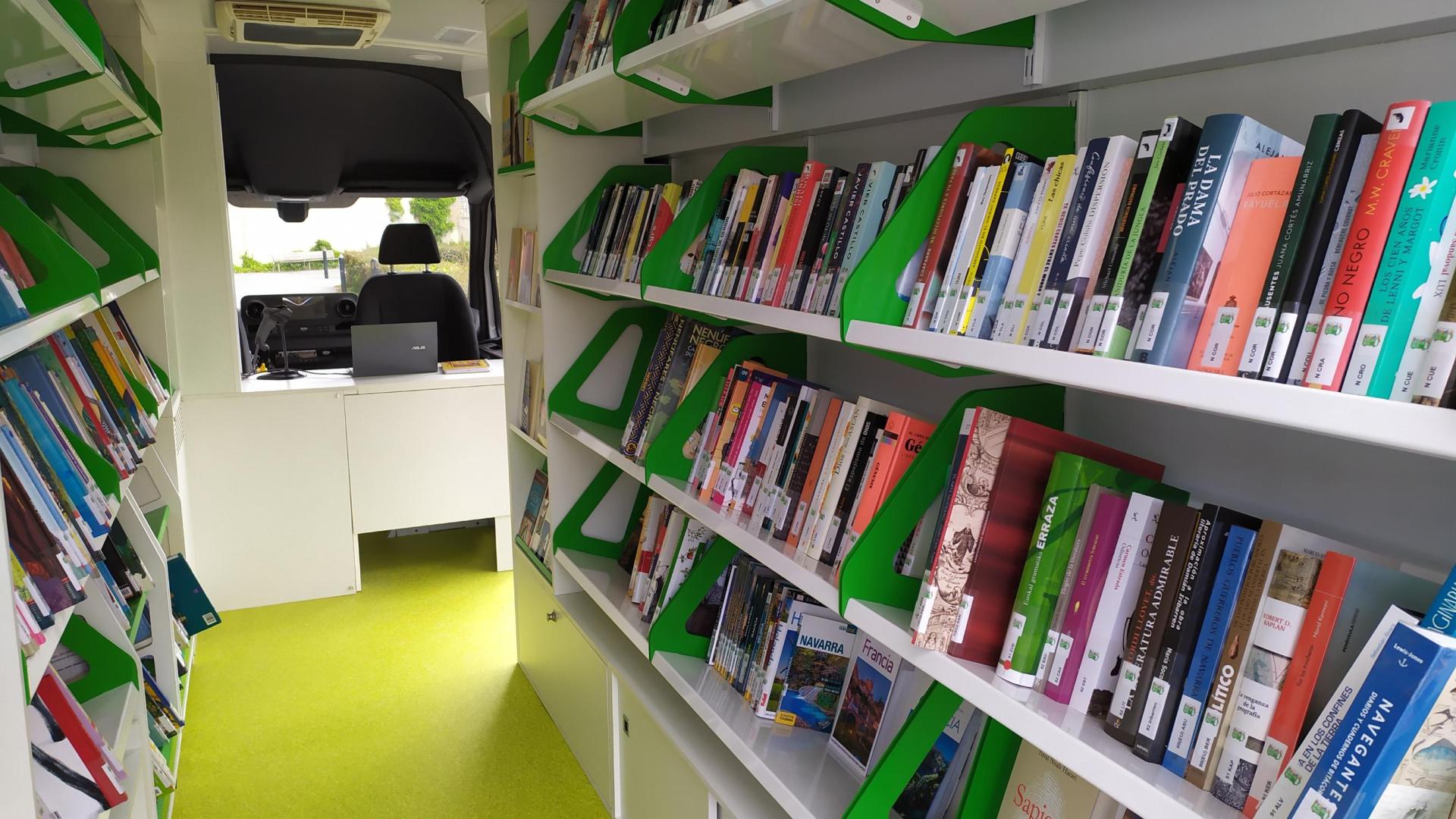 Interior del bibliobús de TIerra Estella