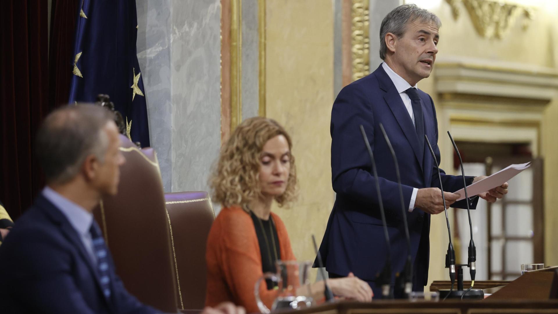 Tomás Caballero Martínez, presidente de la Fundación Víctimas del Terrorismo, en presencia de los presidentes del Congreso, Meritxell Batet (c) y del Senado, Ander Gil (i), este lunes en el Congreso