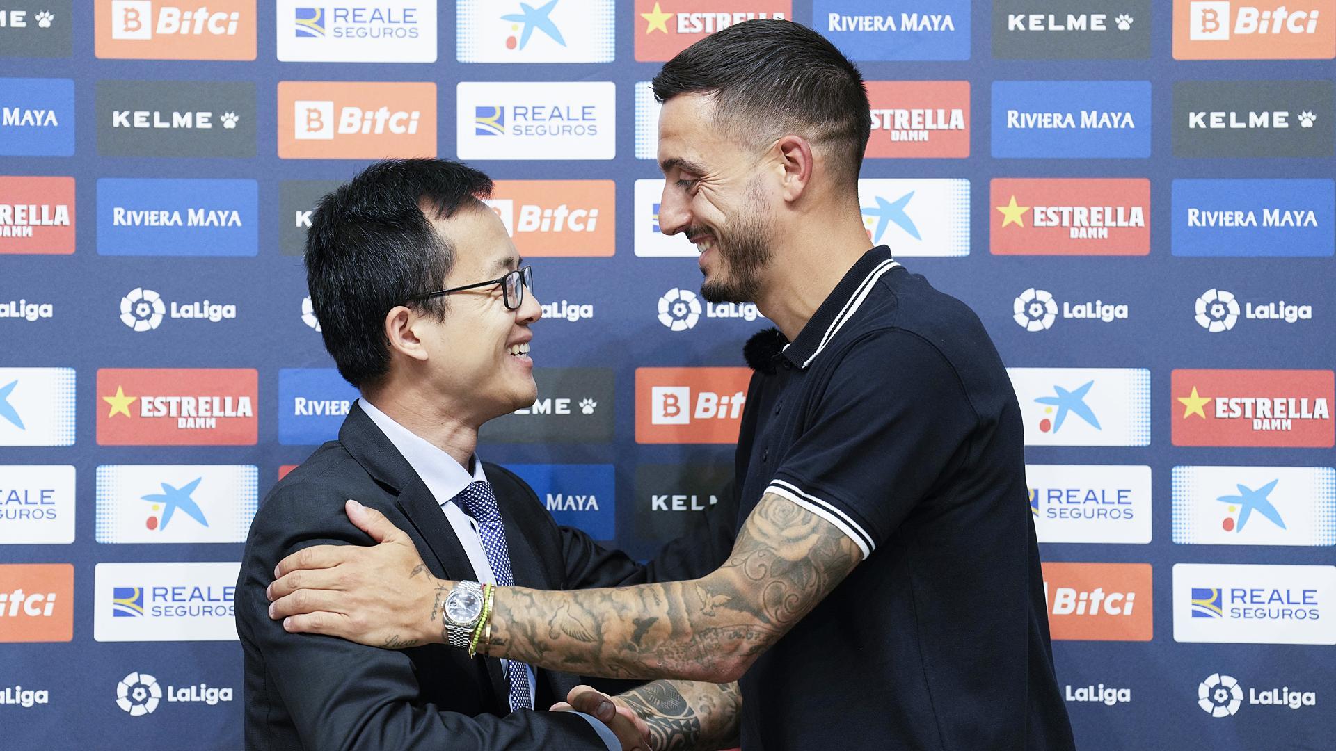 Joselu estrecha la mano del consejero delegado del Espanyol, Mao Ye, durante su presentación como jugador del Espanyol