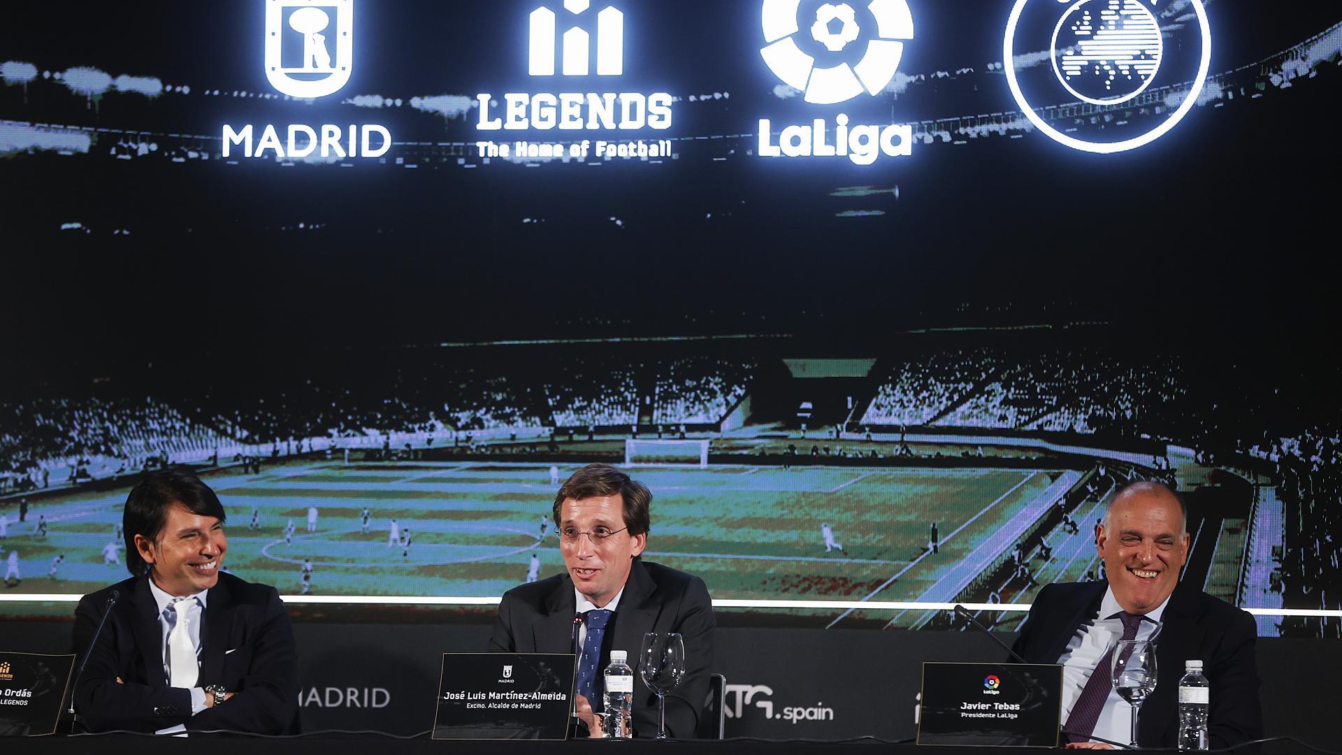 De izda. a dcha., Marcelo Ordás, José Luis Martínez-Almeida y Javier Tebas durante la presentación en Madrid del 'Legends'