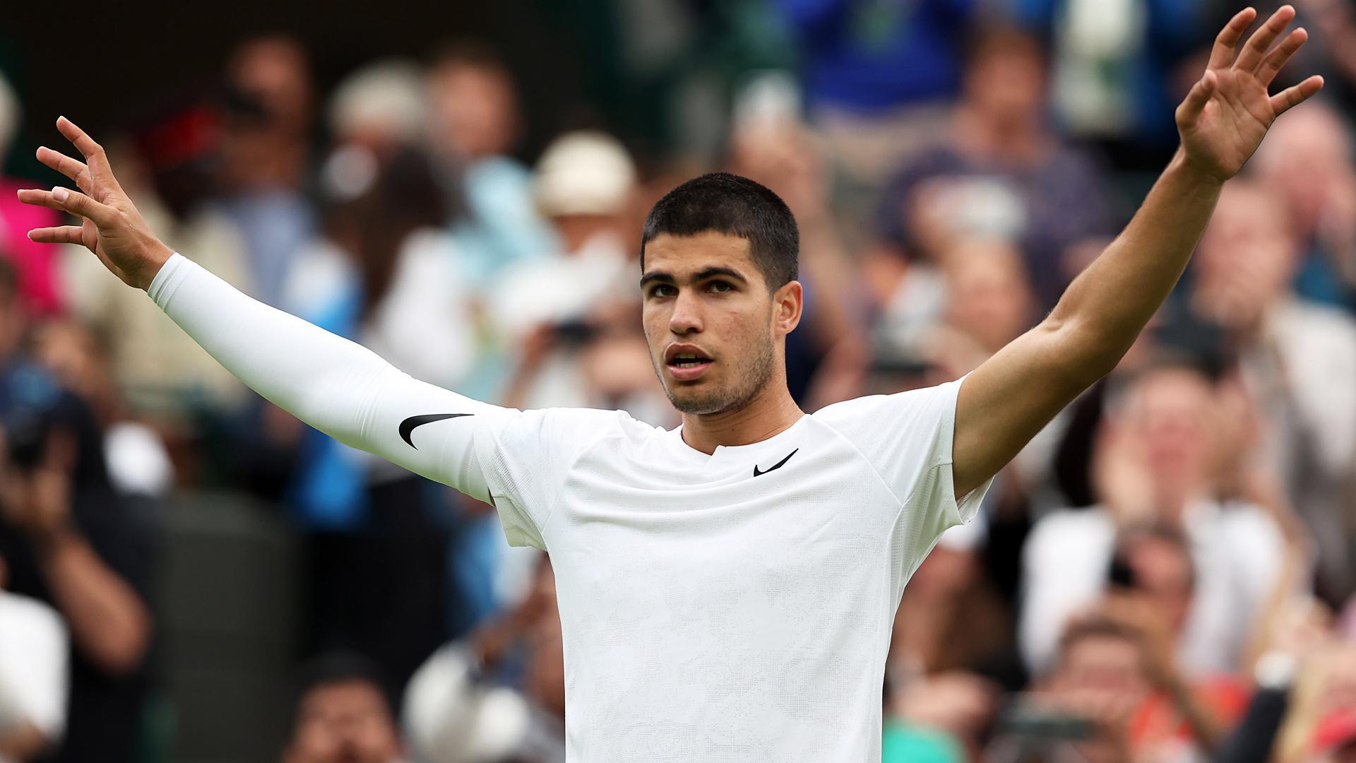 Lucas Alcaraz celebra su victoria en la primera ronda de Wimbledon
