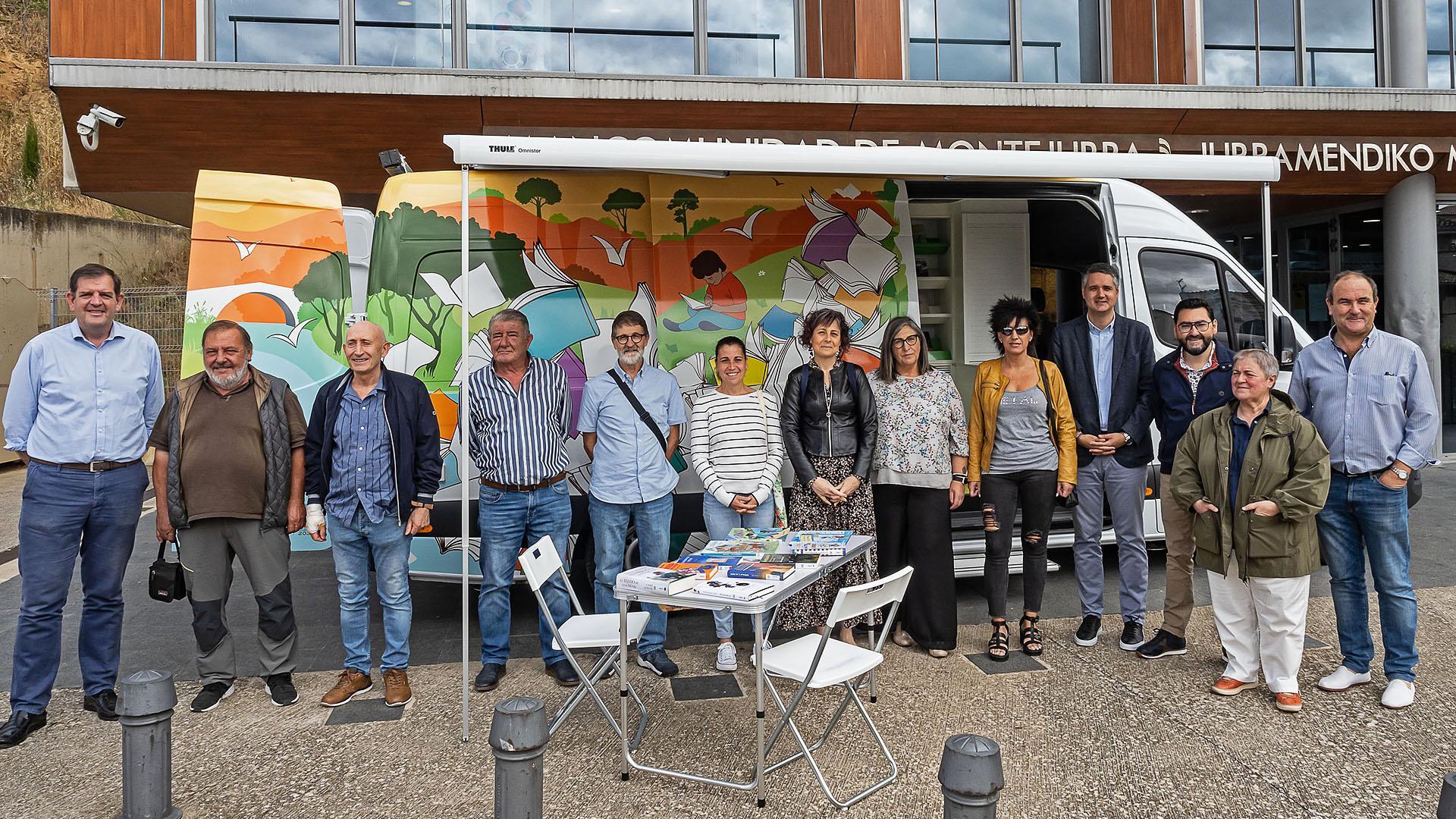 Representantes institucionales y locales frente a la furgoneta preparada como biblioteca móvil que recorrerá Tierra Estella