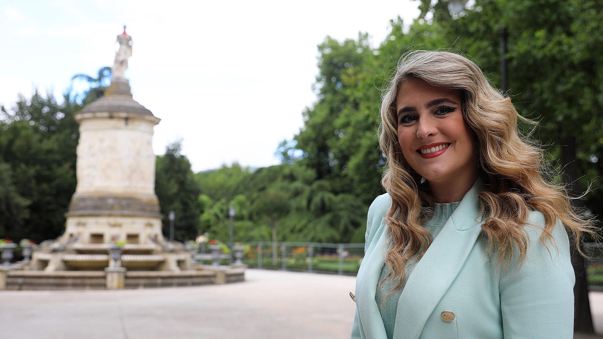 Sofía Esparza, posando ayer cerca del Monumento a Julián Gayarre, en el parque de la Taconera