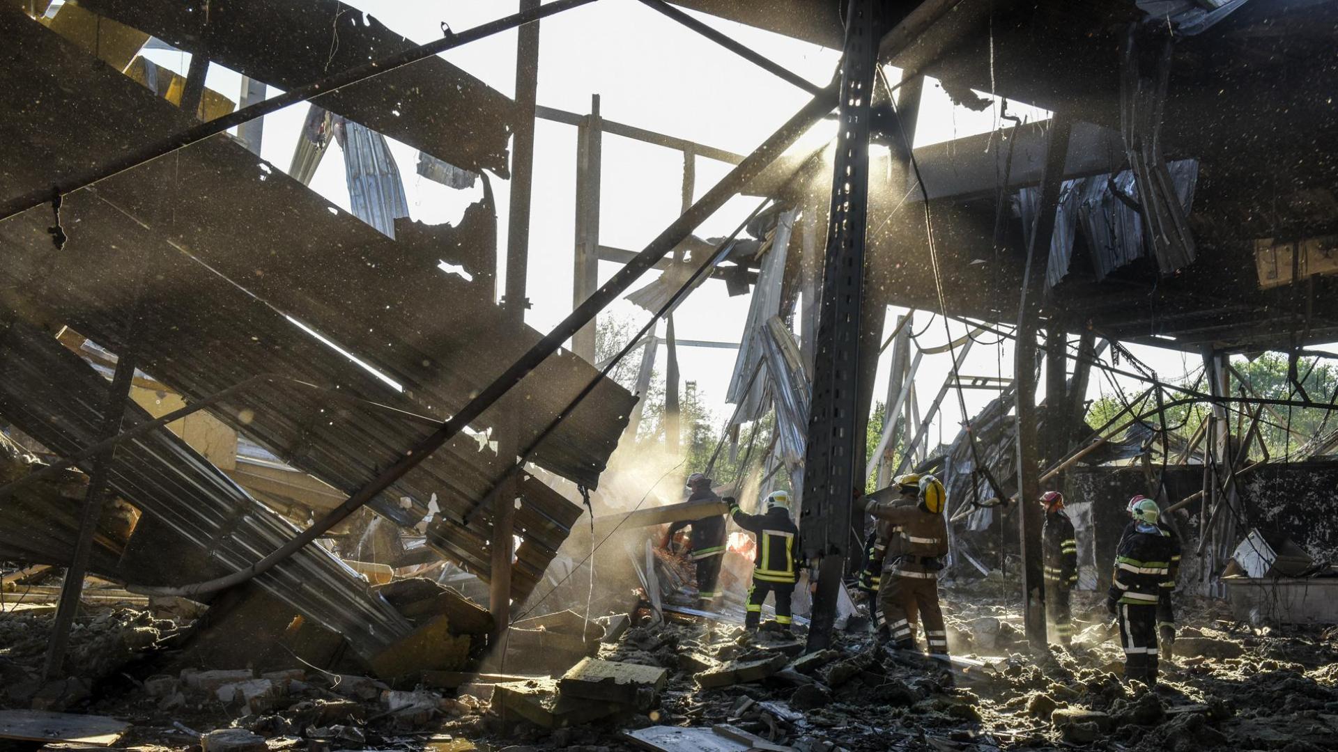 Bomberos trabajando en el lugar del atentado