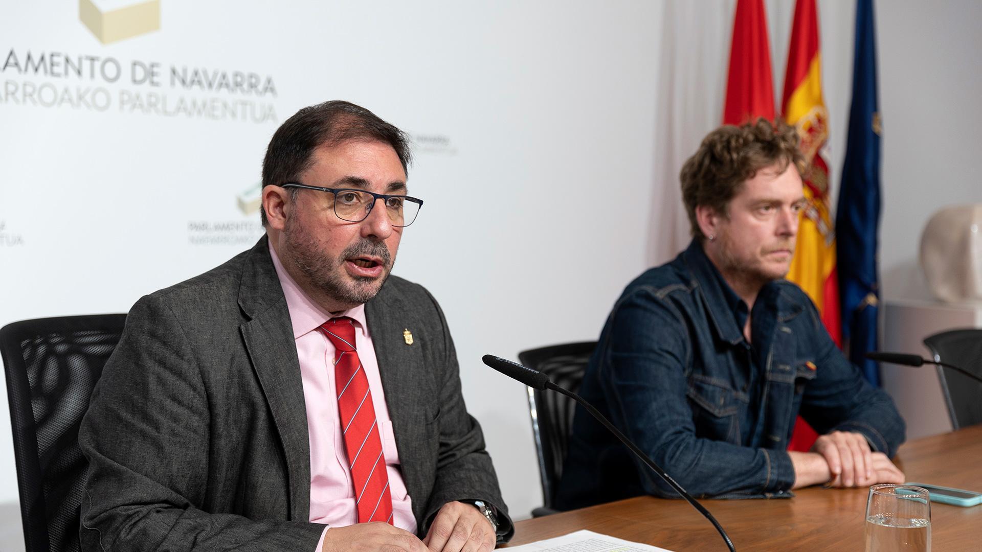 Unai Hualde y Maiorga Ramirez, durante la presentación de la Memoria de Actividades del Parlamento de Navarra correspondiente al tercer año de la X legislatura