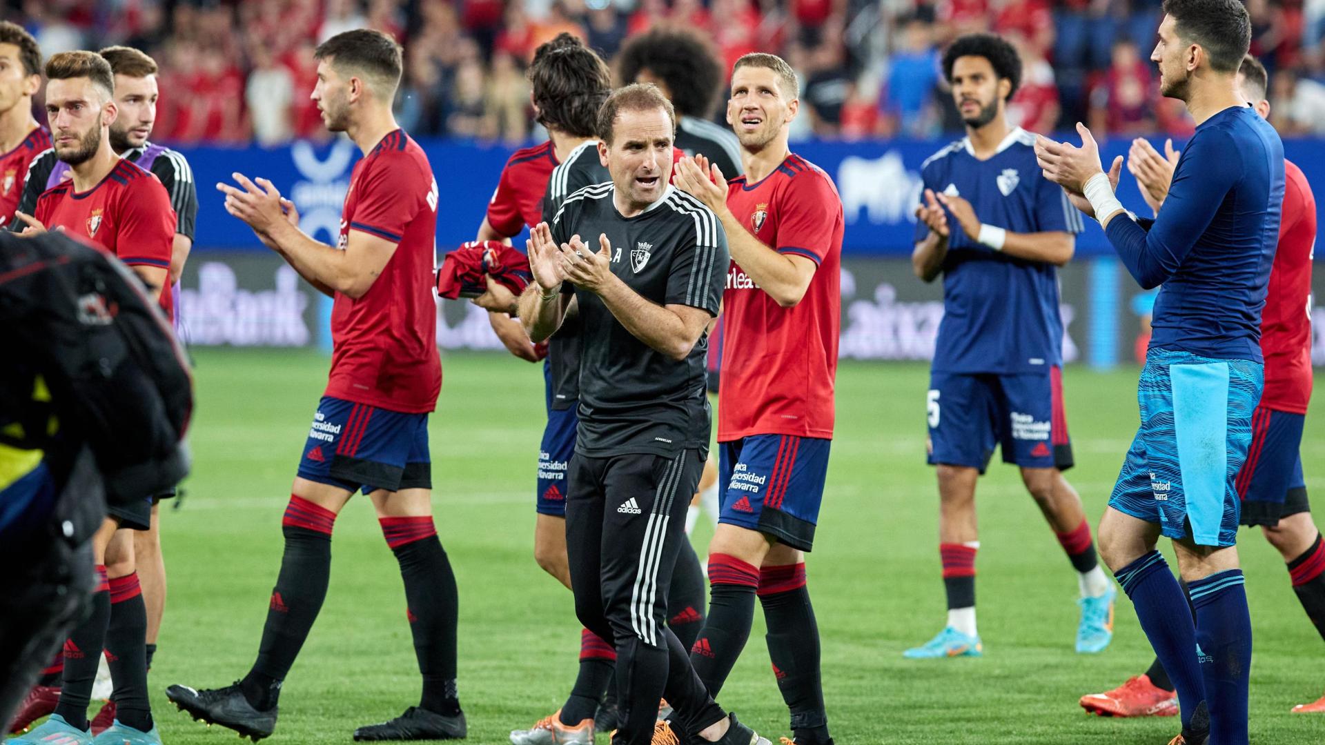 Jagoba Arrasate se despide de los aficionados junto a sus jugadores en el último partido de la temporada pasada
