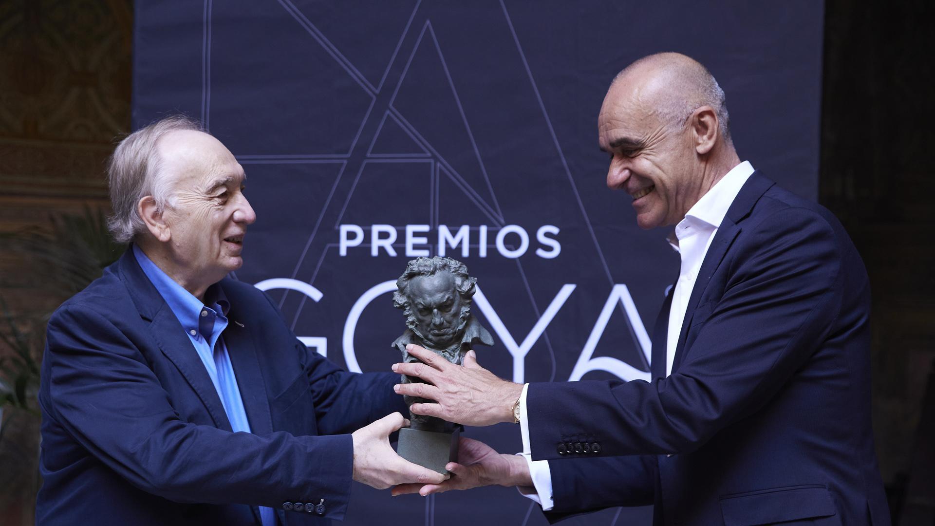 Fernando Méndez-Leite hace entrega de la estatuilla al alcalde de Sevilla, Antonio Muñoz, durante la presentación de la 37 edición de los Premios Goya