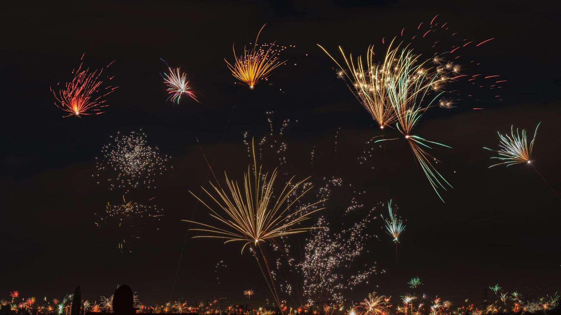 Imagen de fuegos artificiales celebrando una fiesta.