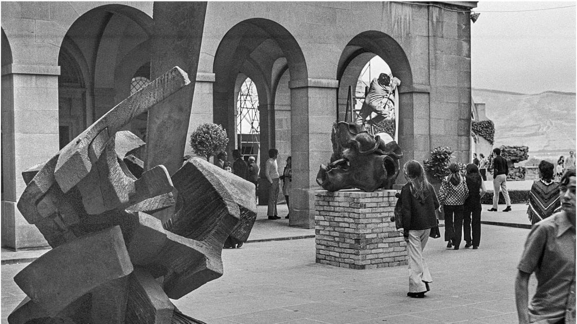 Una escultura de Ramón Carrera (en primer plano), junto a una pieza de Vicente Larrea y parte de la instalación de Xabier Morrás (al fondo).