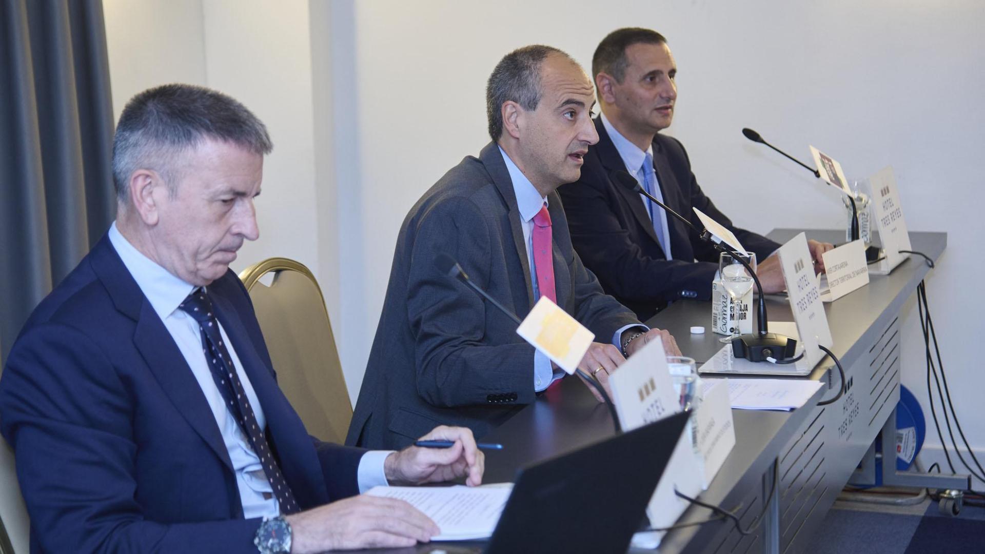 Javier Cortajarena, director Territorial de Laboral Kutxa, Ibon Urgoiti, director de Desarrollo de Negocio de Laboral Kutxa y Joseba Madariaga, director del Departamento de Estudios de Laboral Kutxa