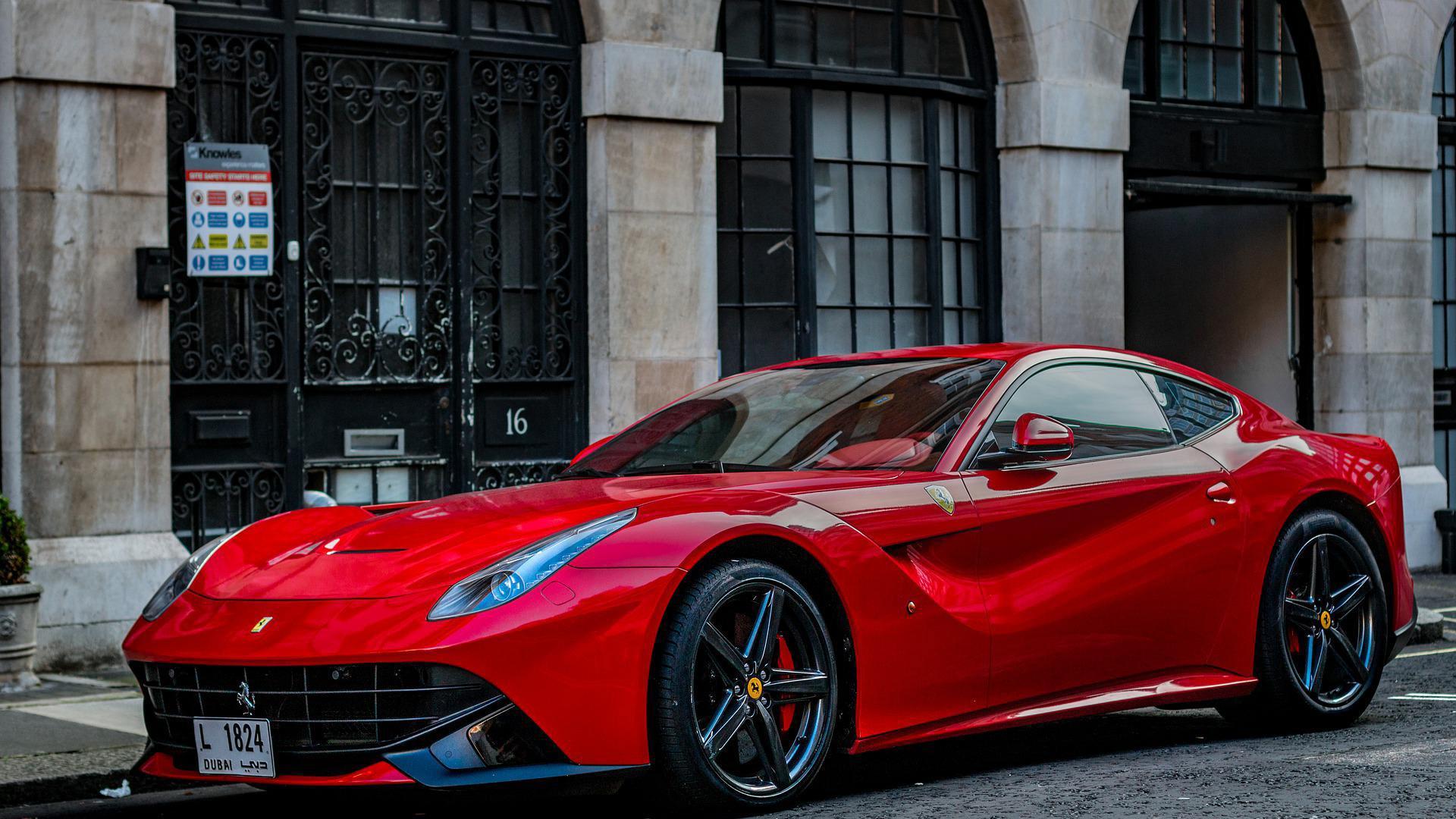 Un Ferrari, aparcado en la calle