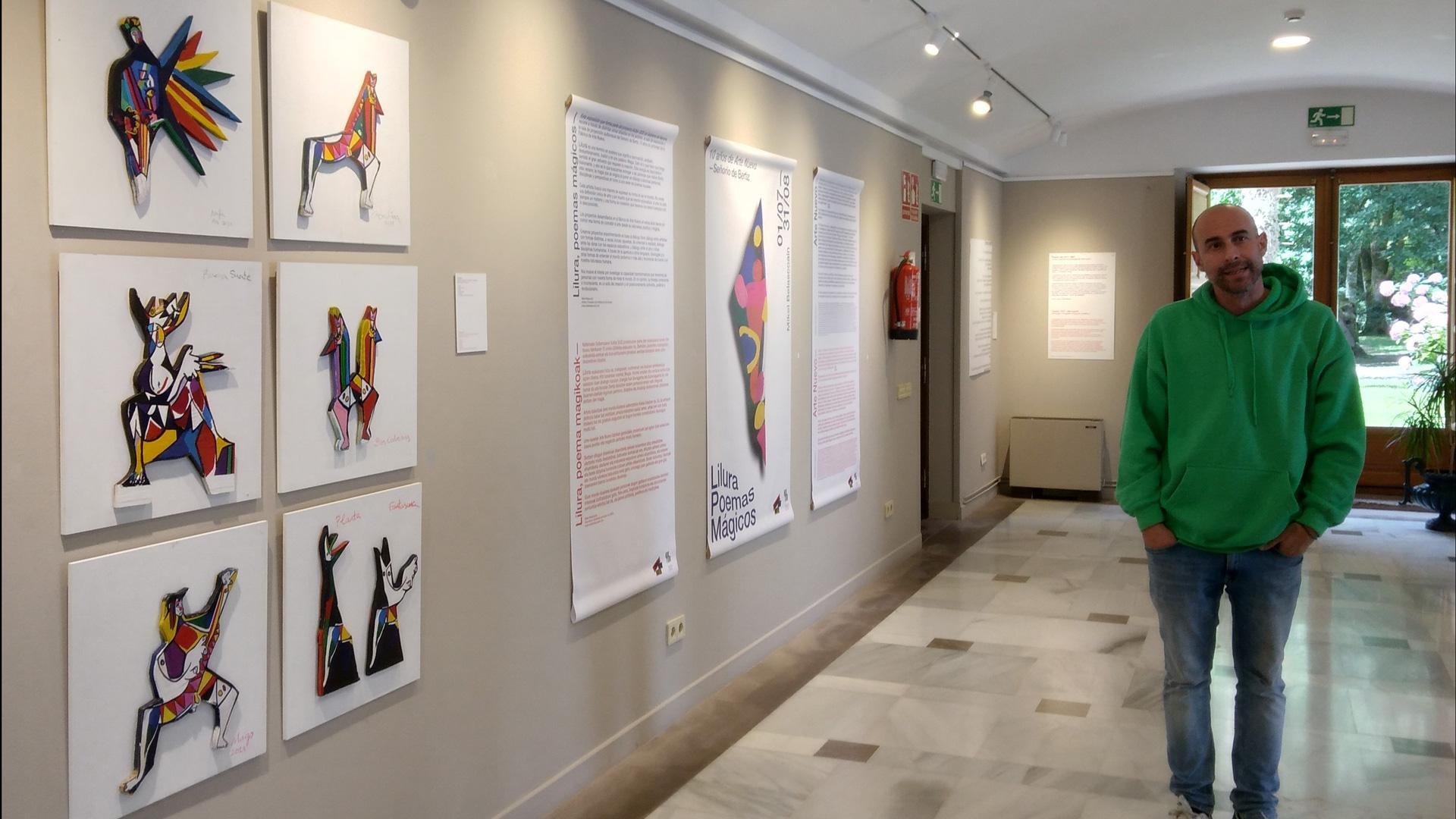 Mikel Belascoain junto a alguna de sus obras de la exposición ‘Lilura – Poemas mágicos’, en Bertiz