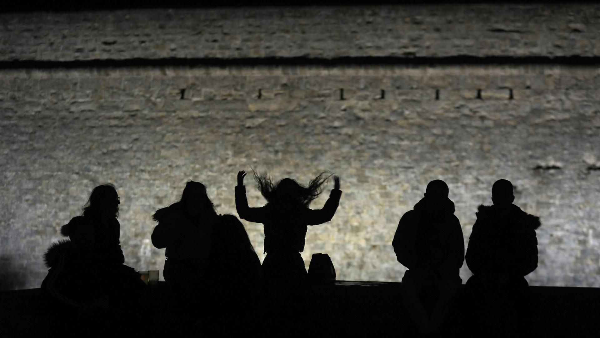 Muchos adolescentes saldrán por primera vez en San Fermín este año, tras dos suspendidos por la pandemia. Los expertos recomiendan a las familias que dialoguen con ellos  y establezcan límites