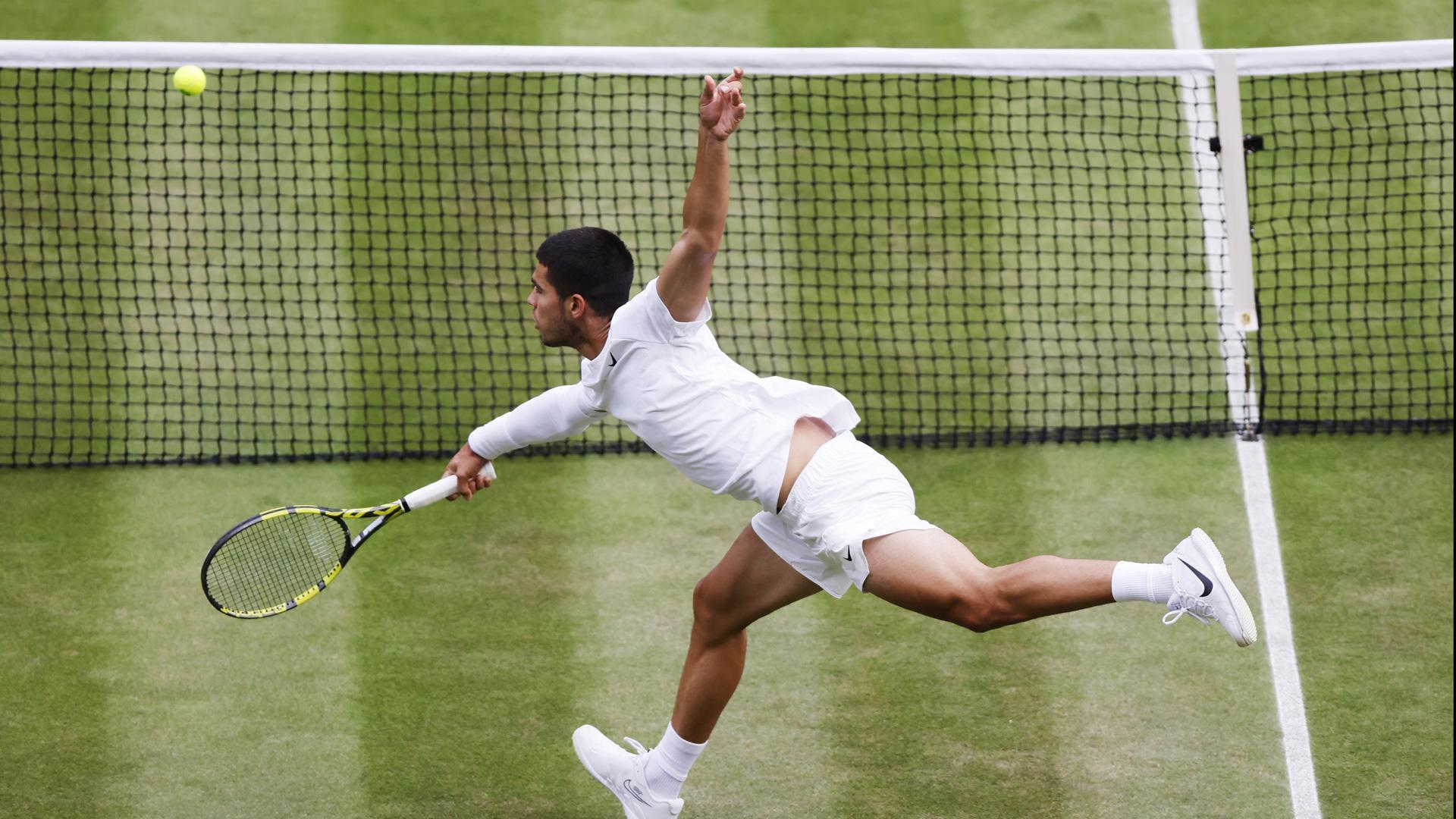 Alcaraz se estira para golpear a la pelota durante el partido que le ha enfrentado a Oscar Otte en Wimbledon