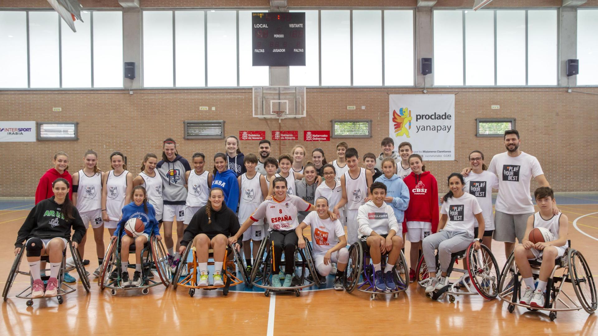 Los jugadores del campus ‘Play Your Best’ junto a María Asurmendi, Beatriz Zudaire, Anne Senosiain y Ricardo y Nicolás Úriz en la pista del Colegio Larraona