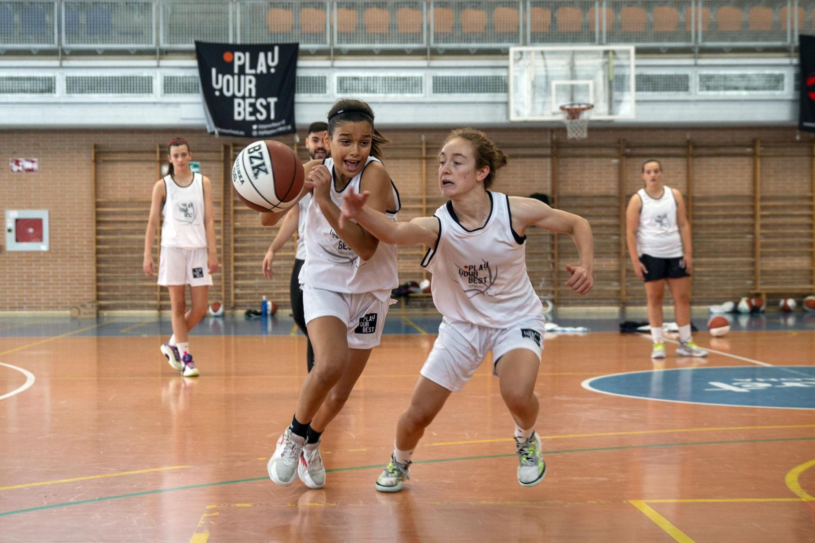 Dos jugadoras en el campus de Play Your Best