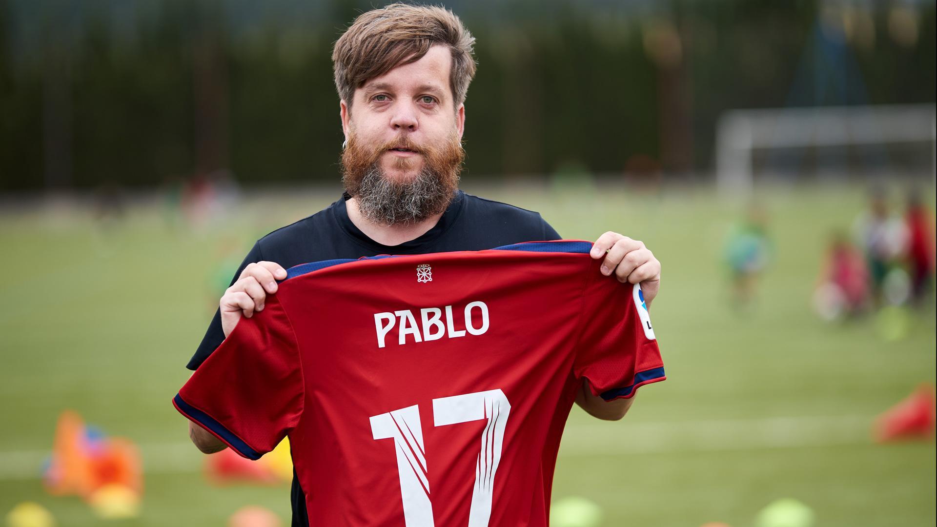 Pablo Domingo, noaindarra de 37 años, en Tajonar, con la camiseta que le regalaron como homenaje a sus 17 temporadas como técnico de los más jóvenes rojillos