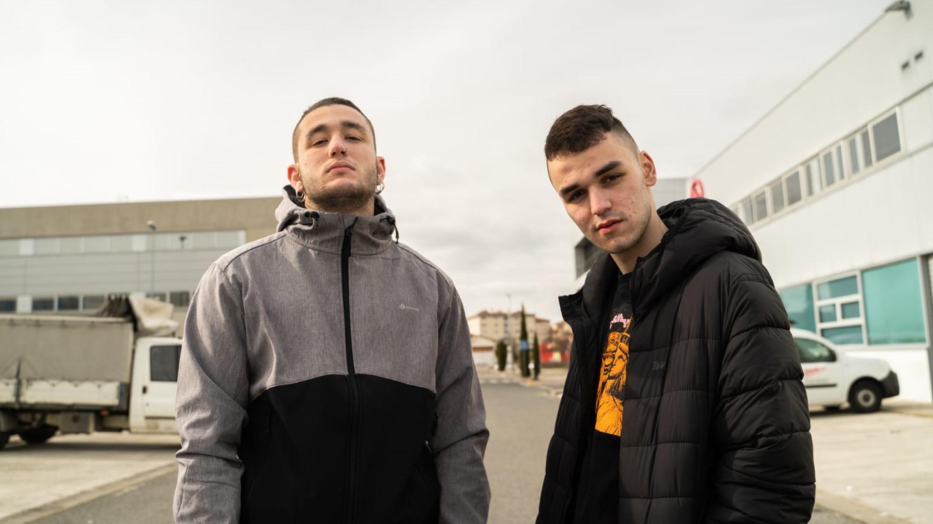 Unai Cantero Górriz (Kuñi) y Rubén Lapuente Núñez (Erel) en el videoclip de su tema “Largo Alcance”