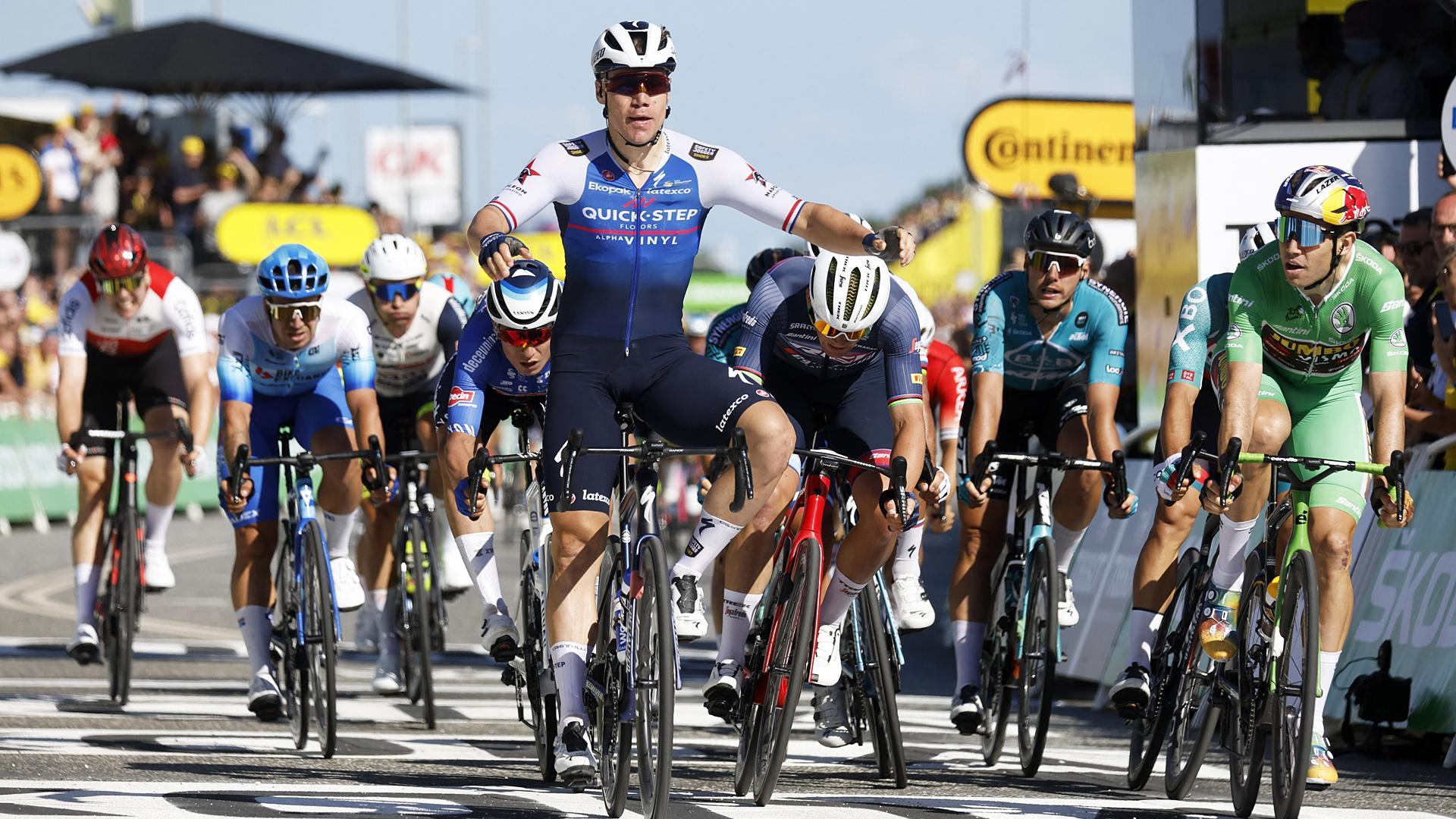 Fabio Jakobsen celebra la victoria en la meta tras la segunda etapa del Tour de Francia 2022