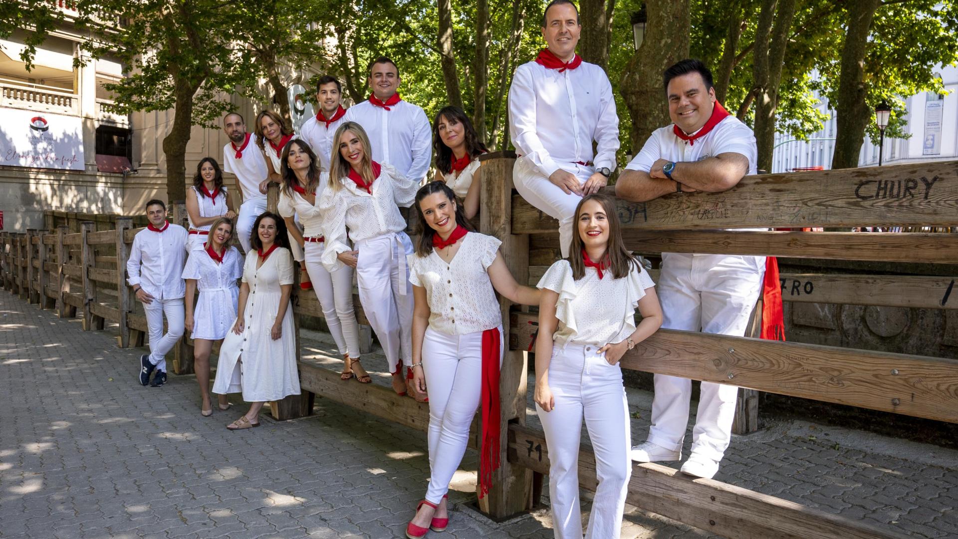 El equipo de Navarra Televisión en el vallado de la Plaza de Toros.