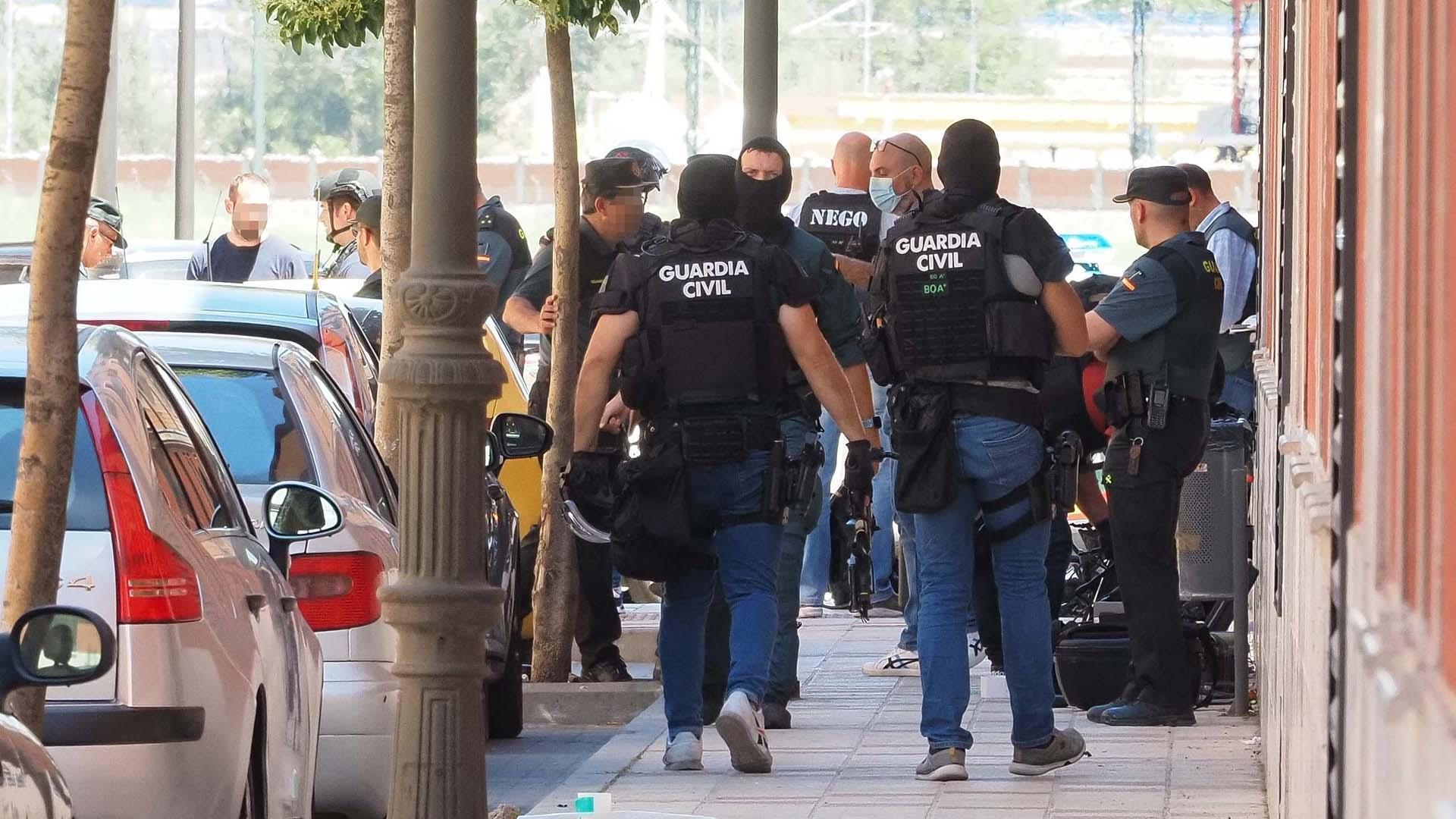 Agentes, en las inmediaciones de la vivienda donde se atrincheró el hombre en Santovenia de Pisuerga