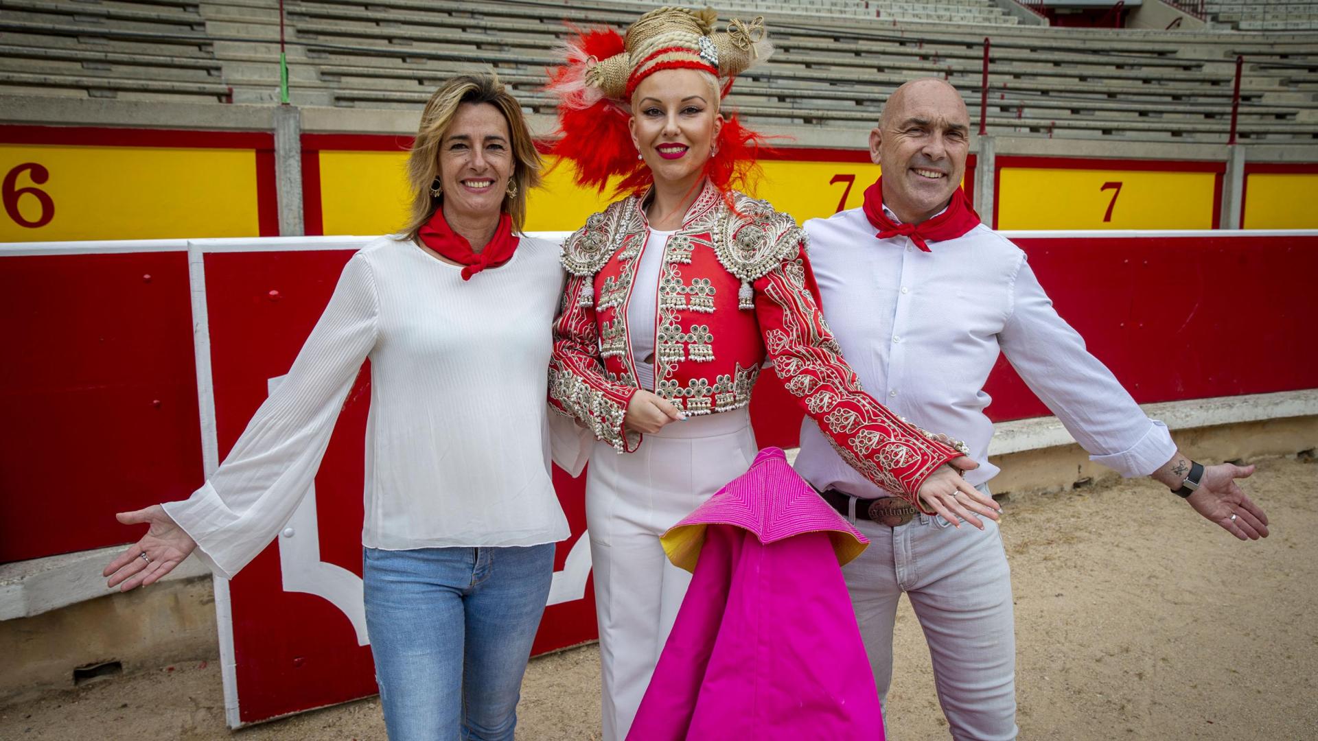 La modelo Aleksandra Naydenova, con el peinado presanferminero, flanqueada por Txemi Alonso y su mujer, Yolanda Calavia.
