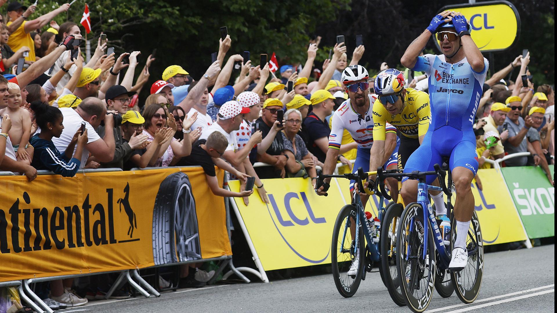 Dylan Groenewegen se lleva las manos a la cabeza tras imponerse en la tercera etapa del Tour