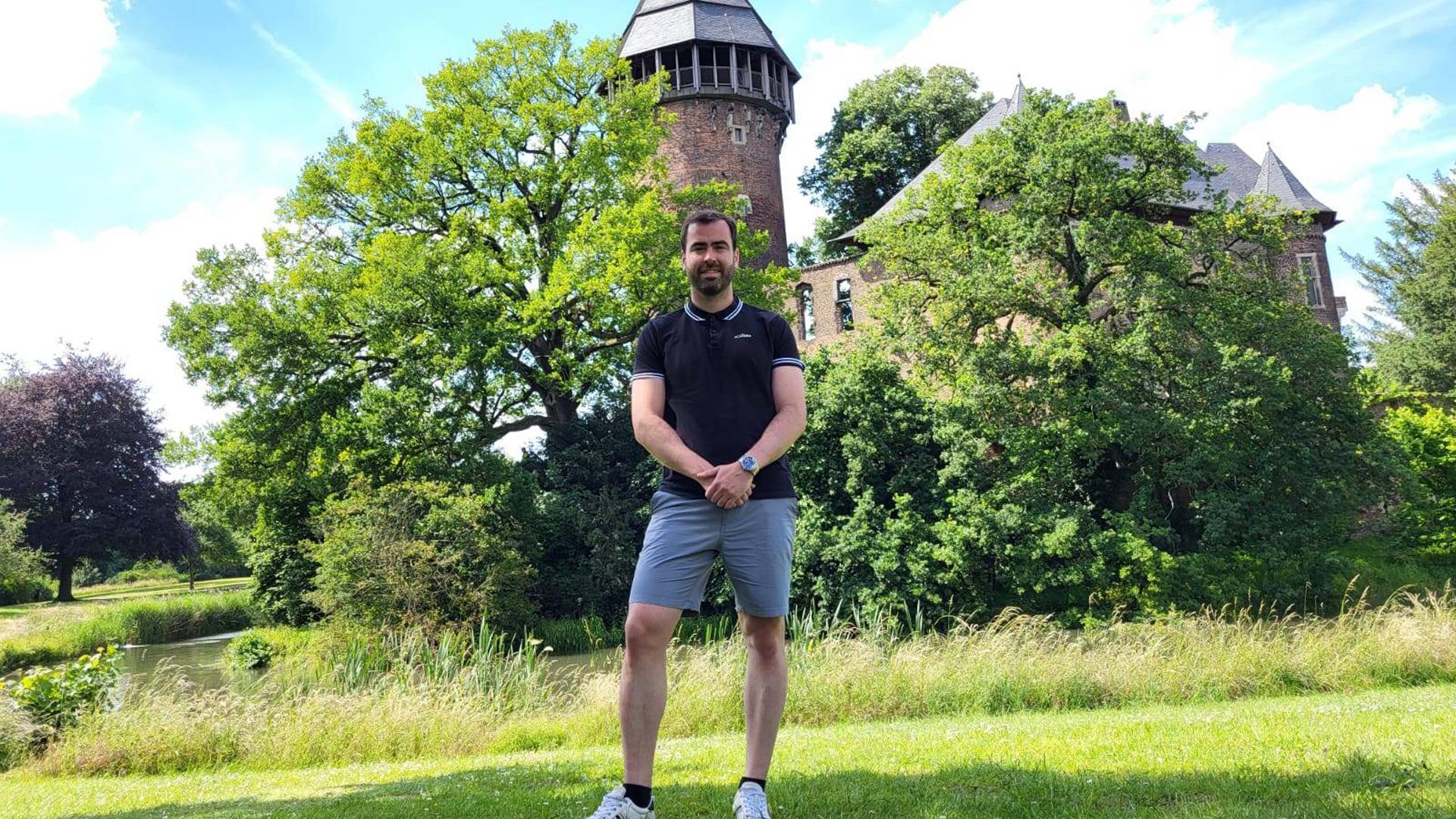 Andoni Sánchez-Valverde, junto al castillo de Linn, del siglo XIII y uno de los emblemas de Krefeld