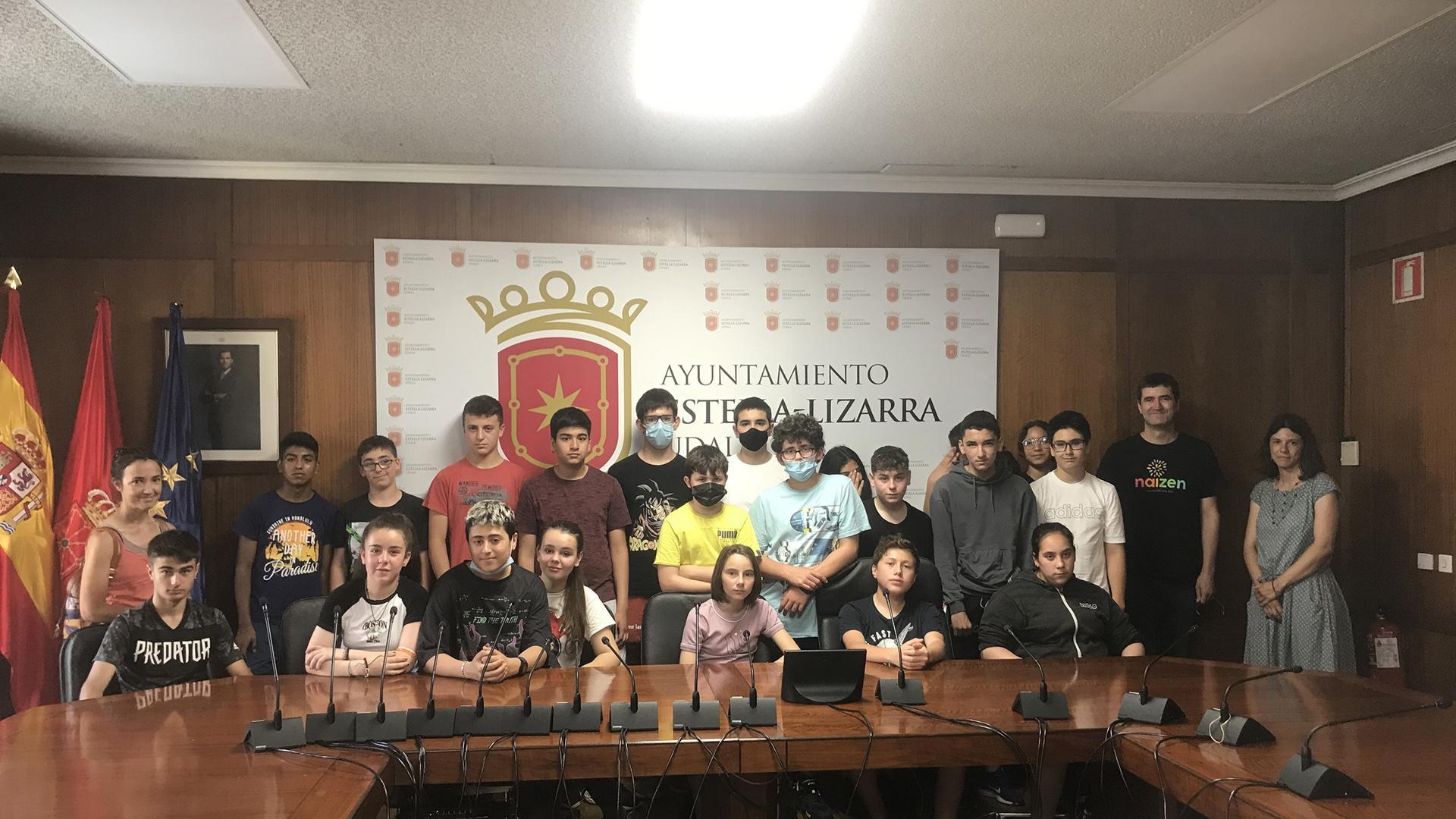 Parte del alumnado encargado del trabajo el día que acudió al ayuntamiento a entregar el dossier con la información recabada