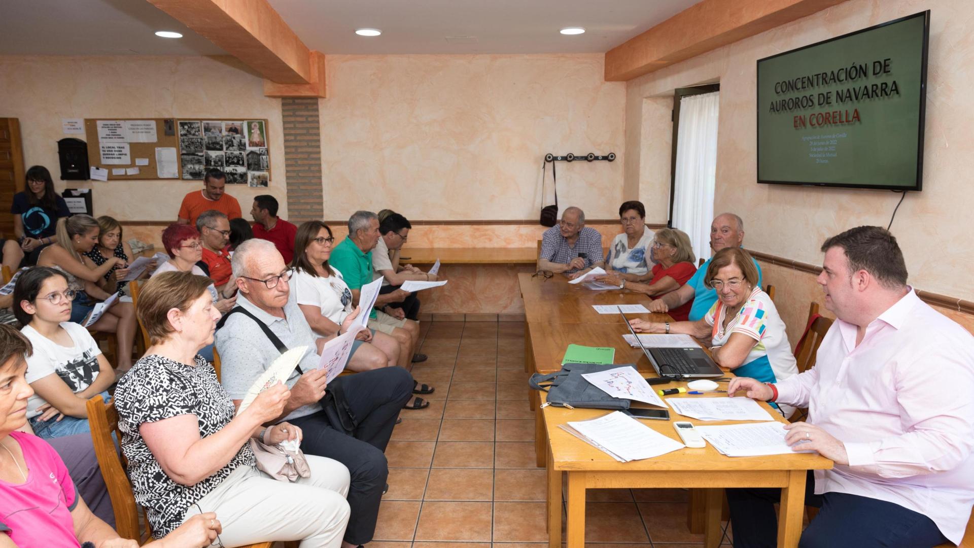 A: BLANCA ALDANONDO
F: 28/06/2022
P: EN LA MESA Y DE IZDA. A DCHA.; ANTONIO GOMEZ AGUARON, MERCEDES CARNICERO LOPEZ, MONSERRAT TRAIN DELGADO, PAULINO MARTINEZ JIMENEZ, MARI CARMEN DELGADO GONZALEZ Y ANDRES SANZ FERNANDEZ
L: CORELLA
T: PRESEN TACION DE LA CONCENTRACION DE AUROROS DE NAVARRA