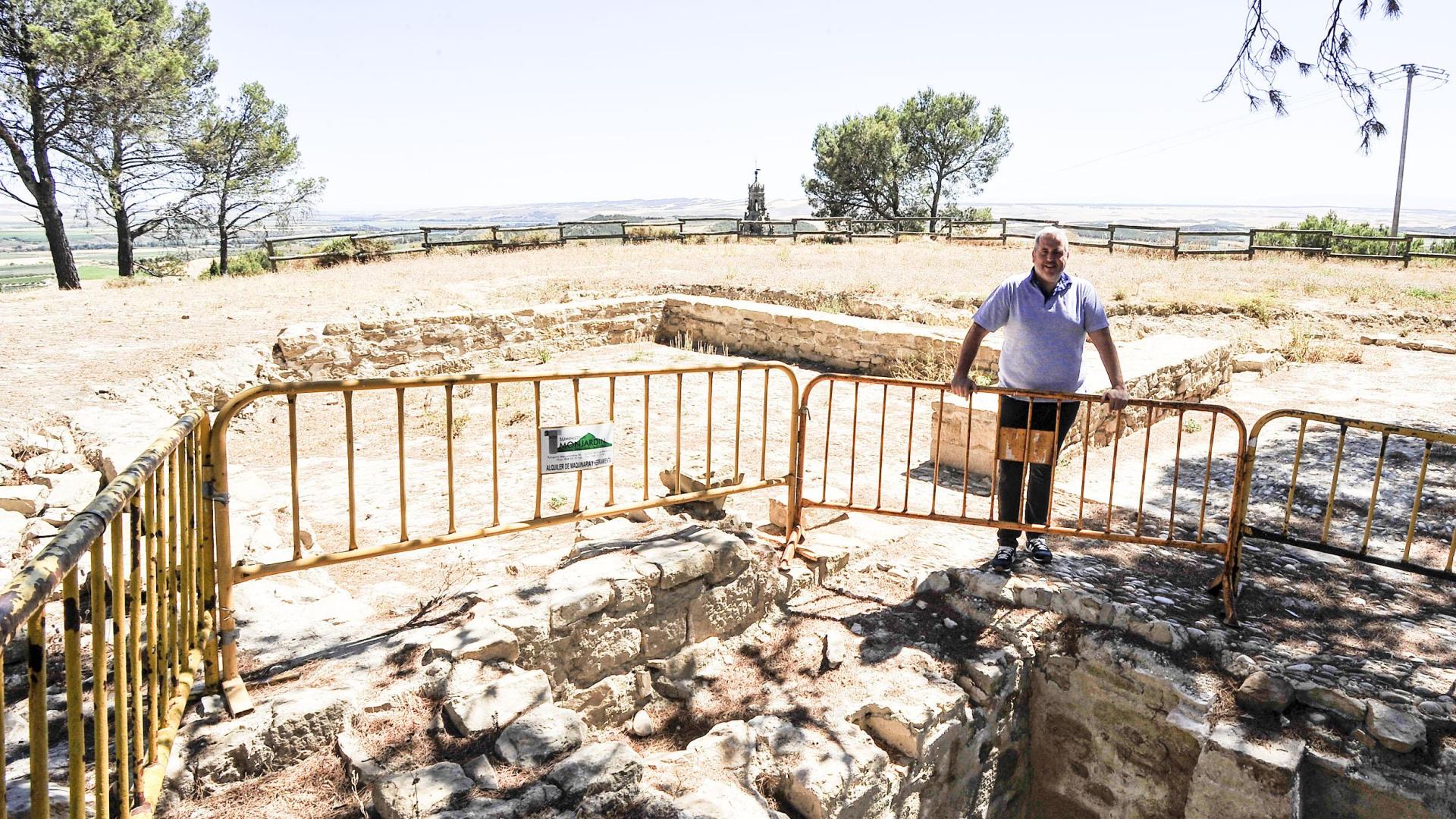 El alcalde de Larraga, Carlos Suescun, junto a los restos del castillo de Larraga que ahora se busca revalorizar