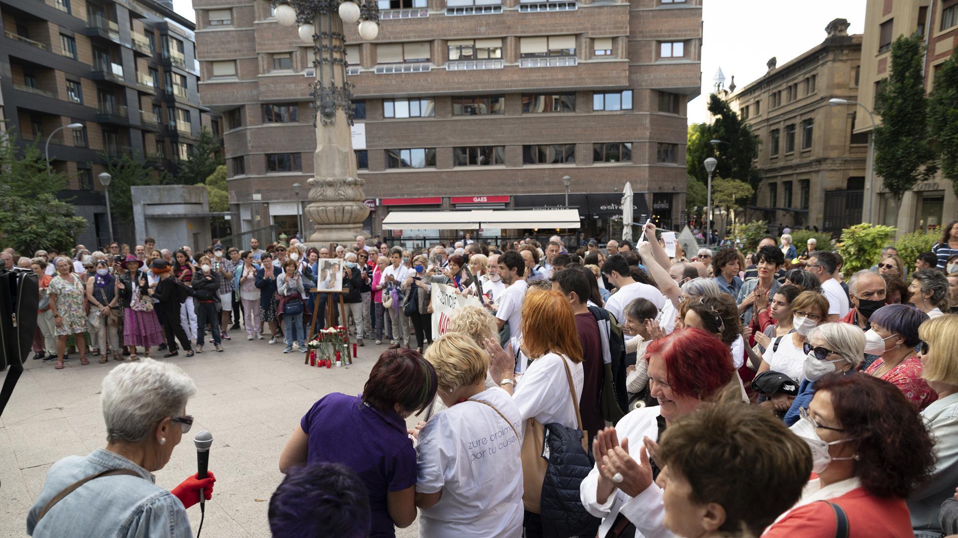 Un momento del acto de recuerdo a Nagore Lafagge en la plaza del Vínculo de Pamplona