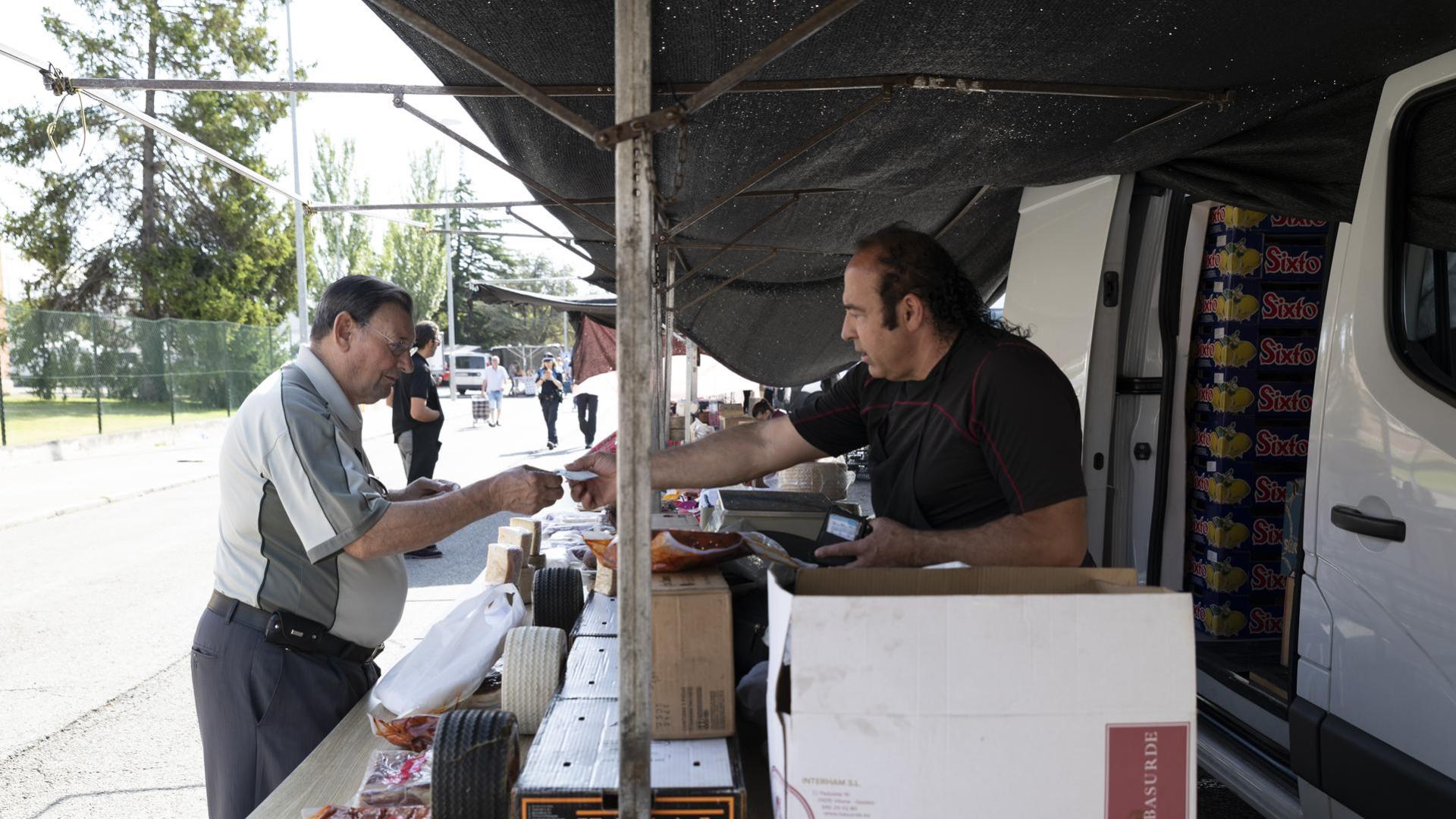 Compraventa en uno de los puestos del mercadillo de Landaben, este lunes