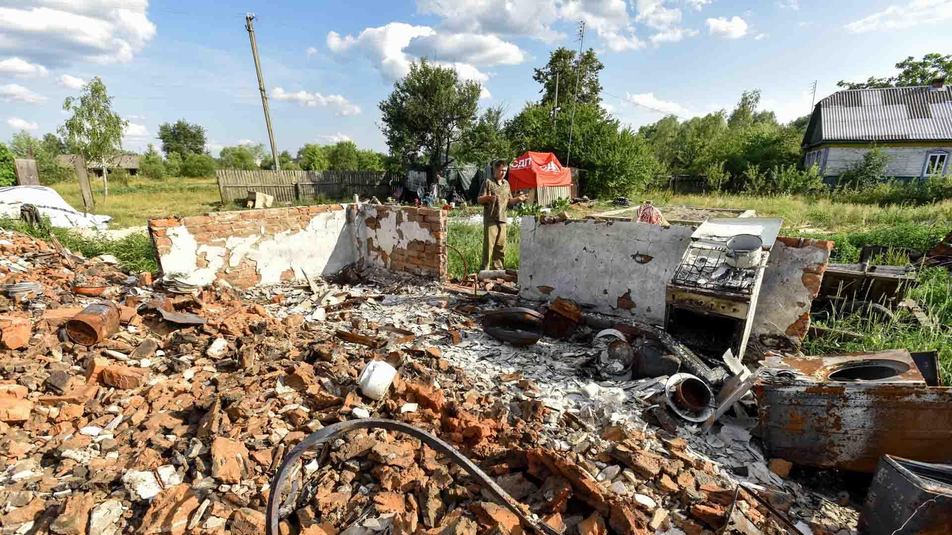 Restos de una casa familiar en Kukhari, región de Kiev