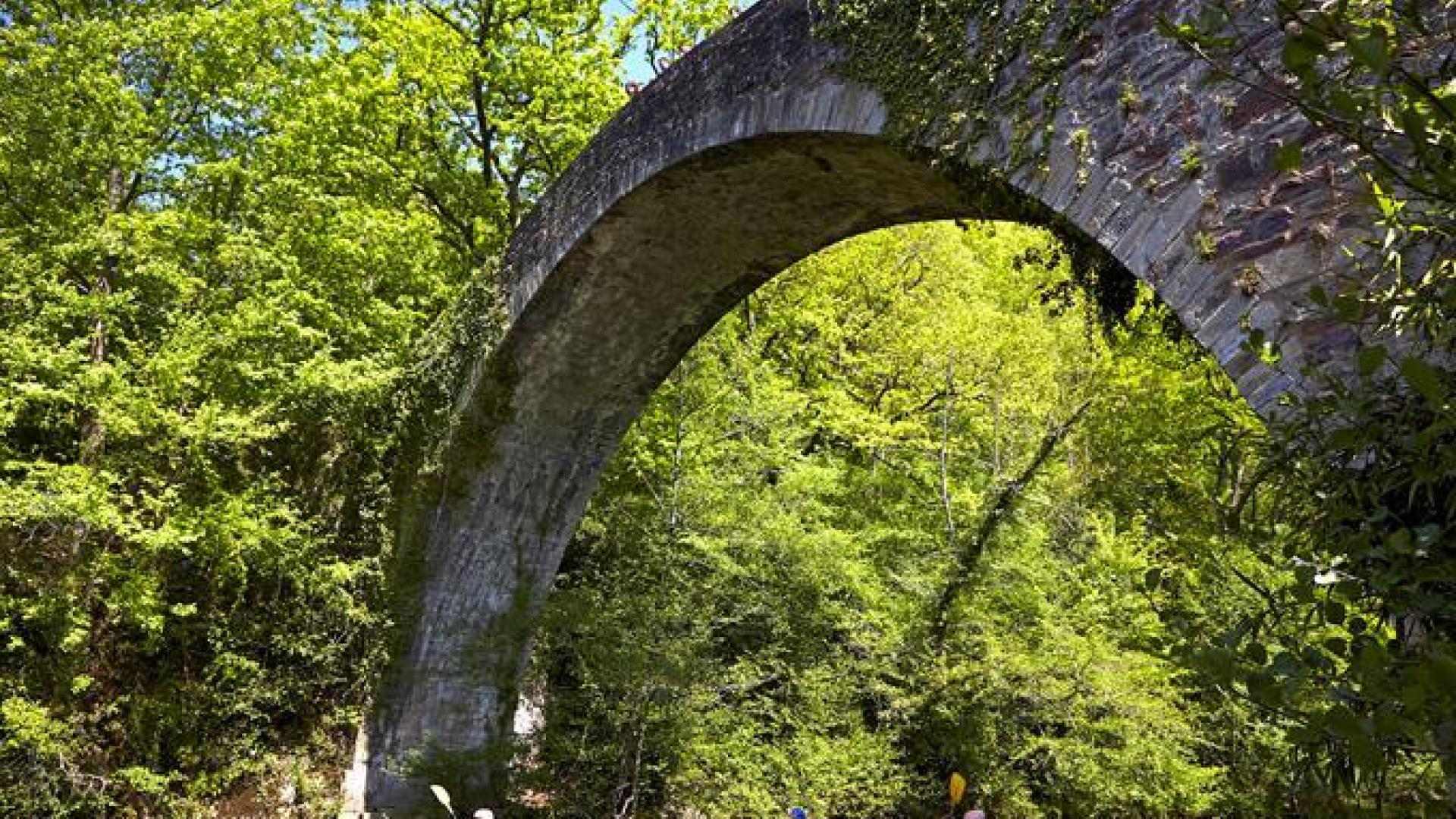 Los ríos de Navarra, como este paisaje en el Bidasoa, un lugar perfecto para practicar diferentes deportes en verano