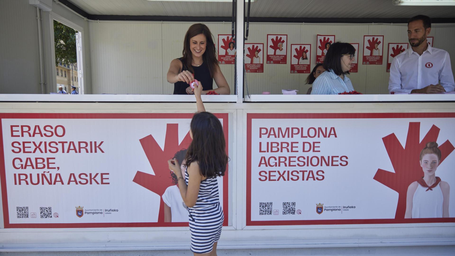 Punto de información para sensibilizar y prevenir agresiones sexistas en la Plaza del Castillo