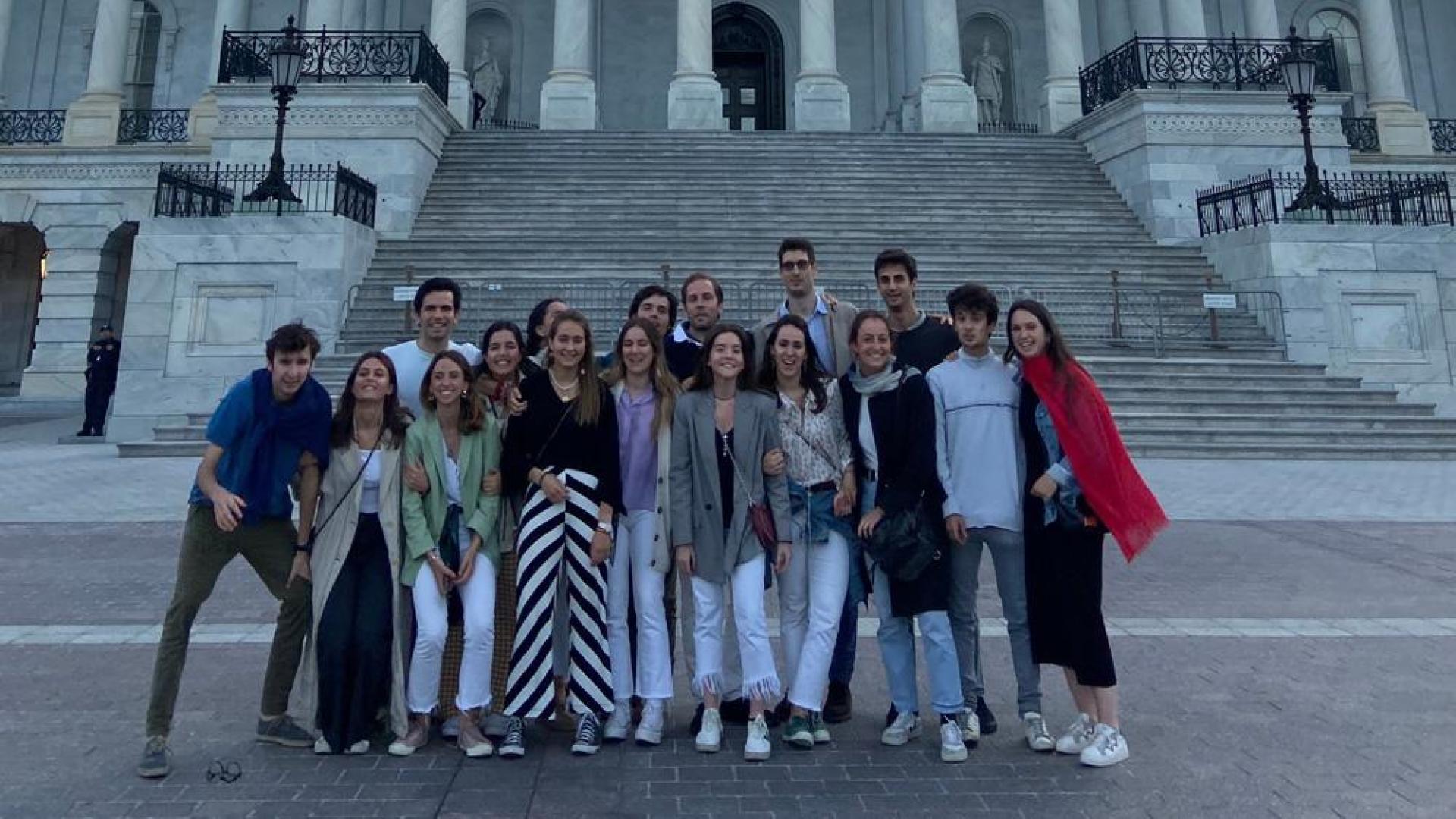 Alumnos de Governance de la Facultad de Económicas, frente al edificio del Capitolio, durante su estancia en Washington