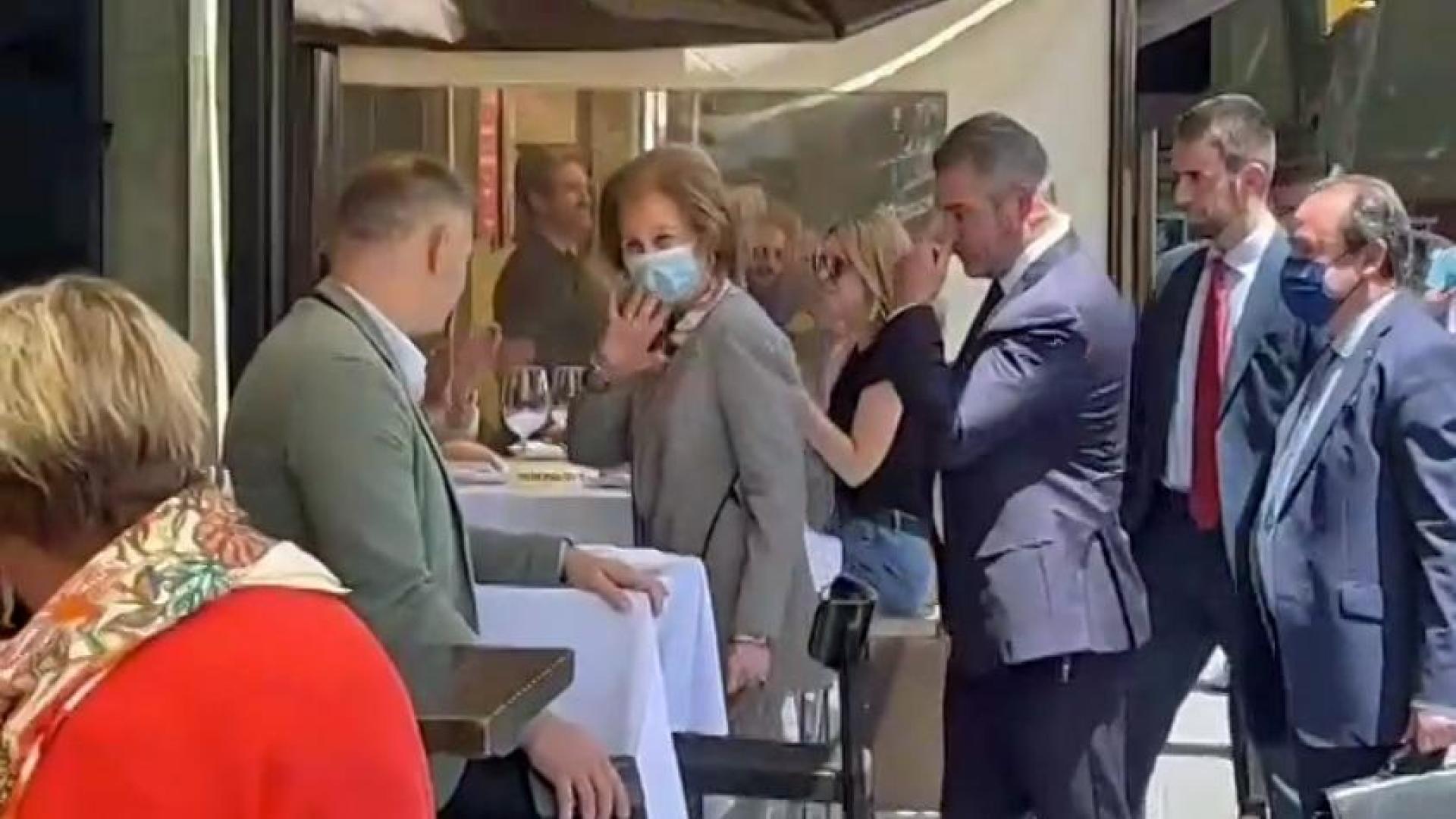 La reina Sofía saluda a su llegada al restaurante La Olla este martes