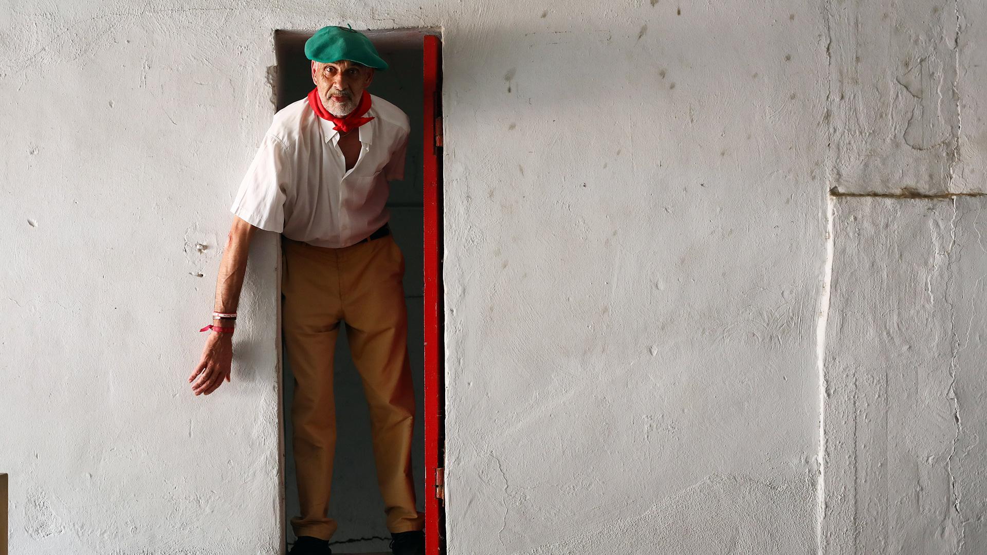 Jesús Martínez Martínez, en la puerta de las gateras del callejón, su puesto durante el encierro