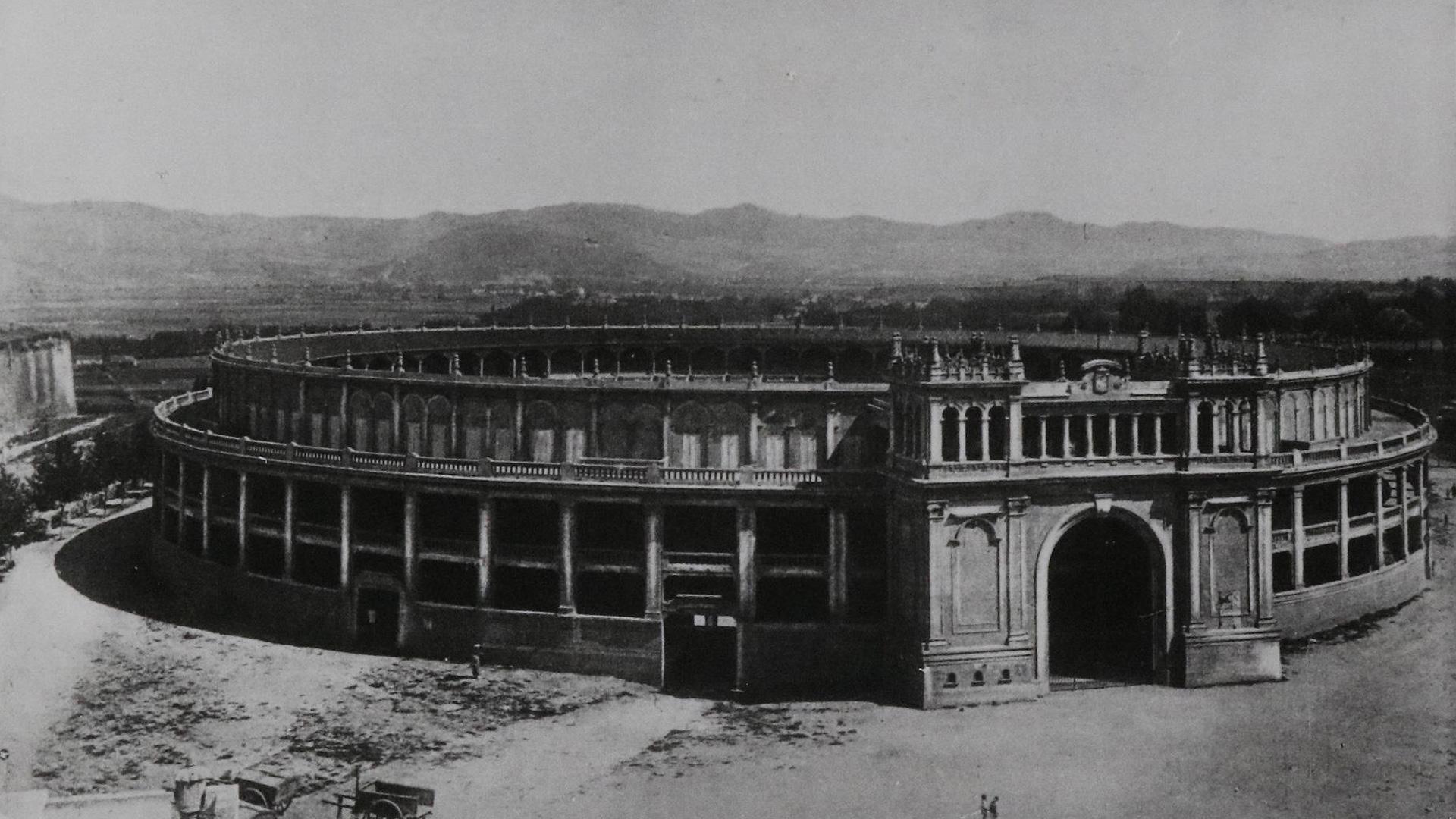La plaza de toros de Pamplona en 1922 pocas semanas antes de su inauguración, con su puerta principal concebida como un arco del triunfo