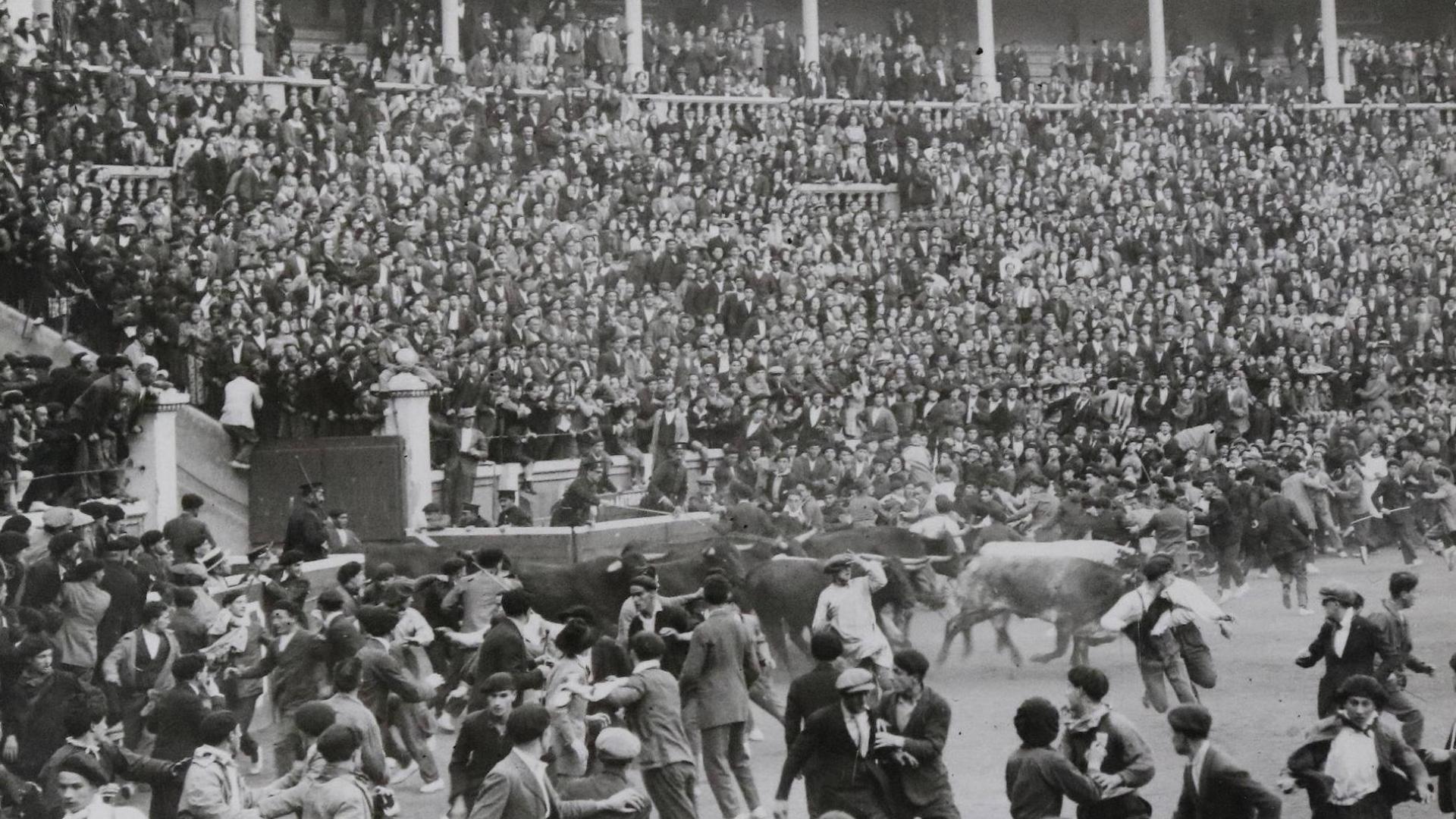 Los toros entran en la plaza en un encierro del año de su inauguración, en 1922. La ropa blanca no llegaría hasta los años 30 y la peña La Veleta