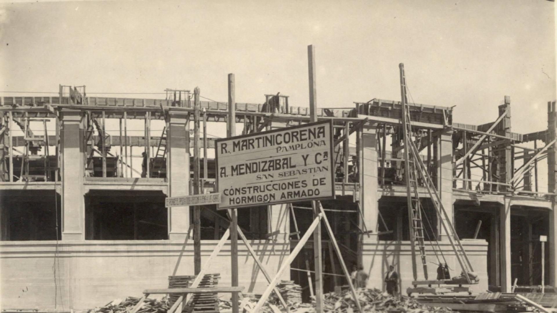 Las obras de encofrado de la Plaza de Toros, que llevaron a cabo las empresas de Justo y Rufino Martinicorena, junto al ingeniero donostiarra Antonio Mendizábal.