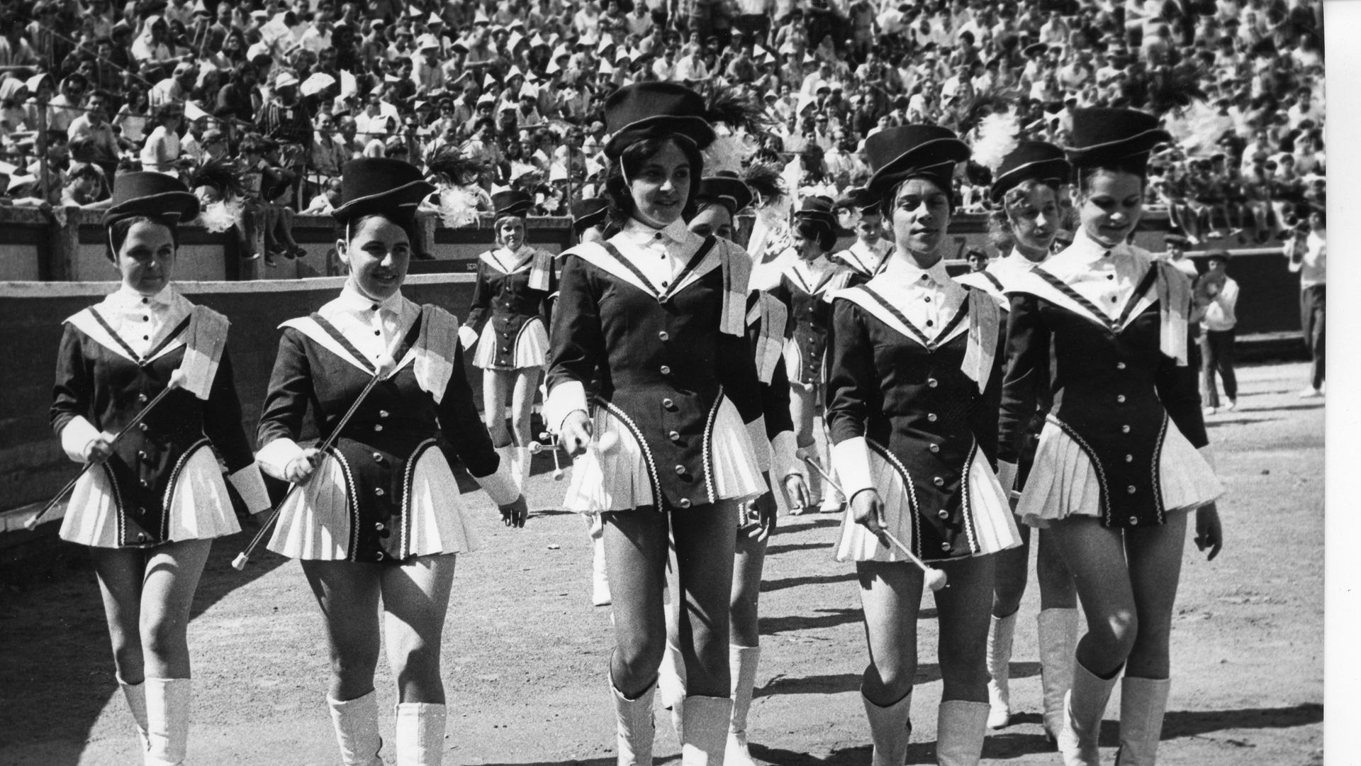 Una de las actuaciones de las majorettes en la plaza de toros a finales de la década de los 60 y que provocaron una gran expectación en Pamplona.